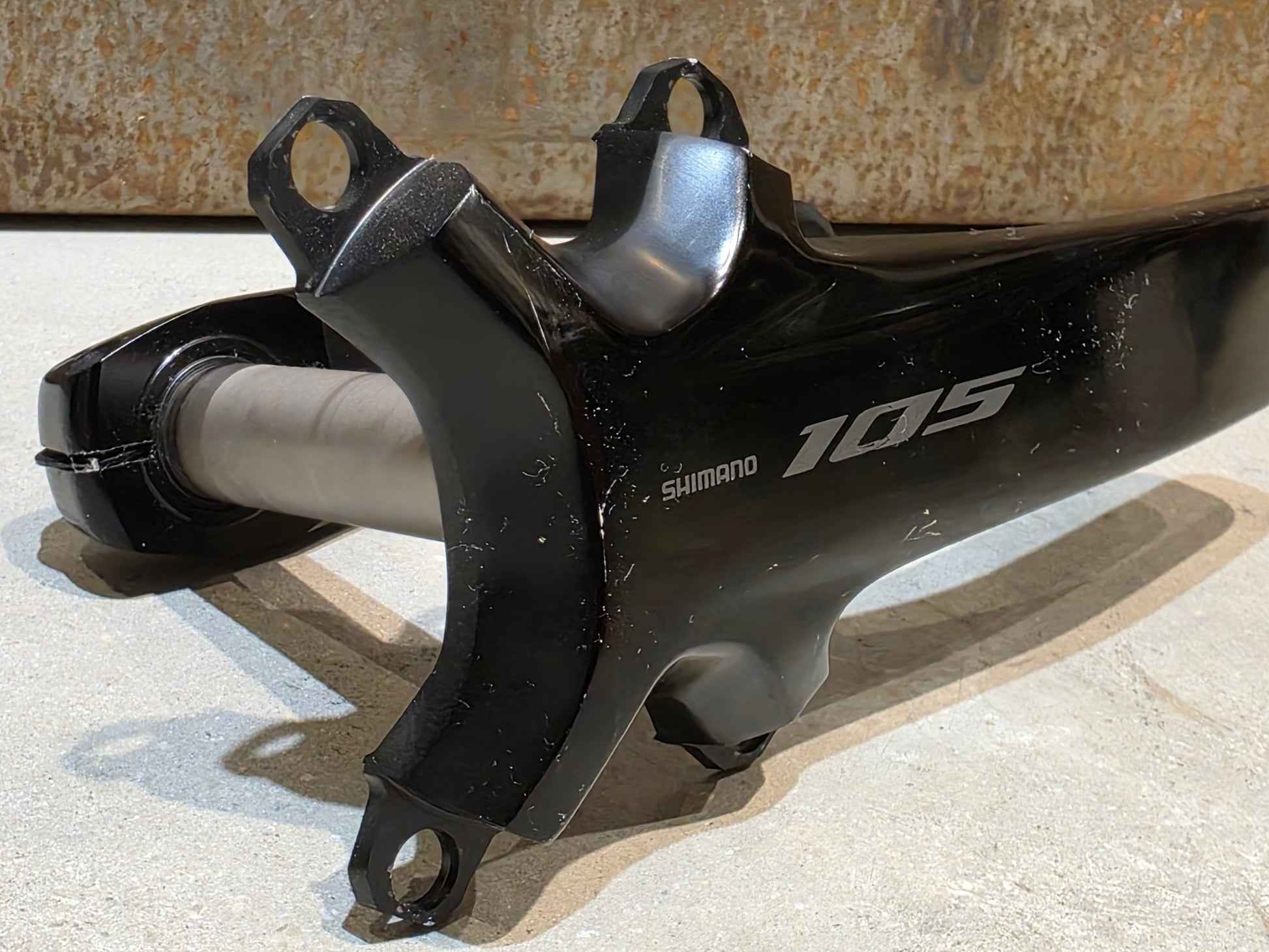 Kurbel von Shimano, SHIMANO 105 FC - R7100 KURBEL O.KETTENBLÄTTER 12FACH 175MM in variant_title vor USEDBIKES - OB.DE Hintergrund