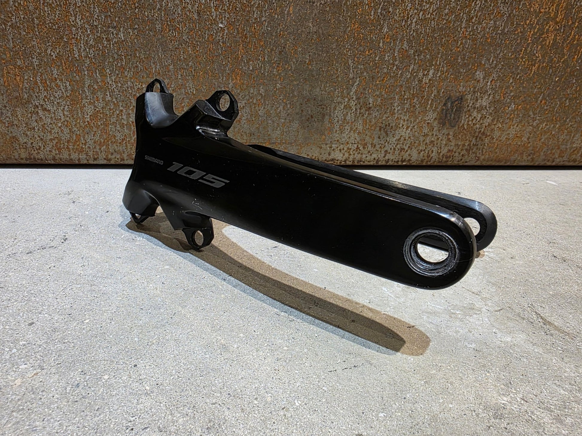 Kurbel von Shimano, SHIMANO 105 FC - R7100 KURBEL O.KETTENBLÄTTER 12FACH 175MM in variant_title vor USEDBIKES - OB.DE Hintergrund