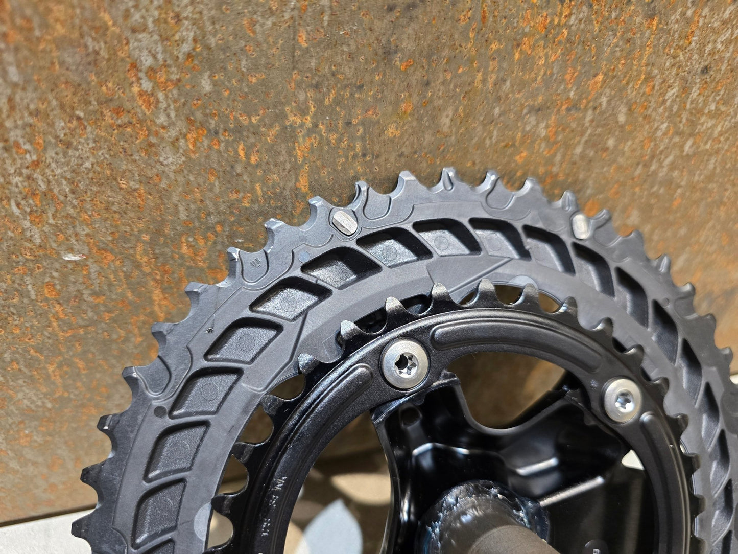Kurbel von Shimano, SHIMANO 105 FC - R7100 KURBELGARNITUR 2X12FACH 50/34ZÄHNE 170 - 175MM in variant_title vor USEDBIKES - OB.DE Hintergrund