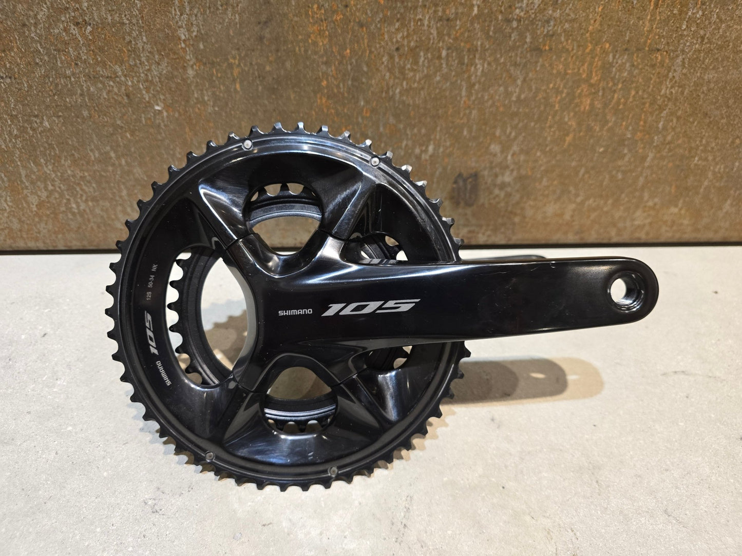 Kurbel von Shimano, SHIMANO 105 FC - R7100 KURBELGARNITUR 2X12FACH 50/34ZÄHNE 170 - 175MM in variant_title vor USEDBIKES - OB.DE Hintergrund