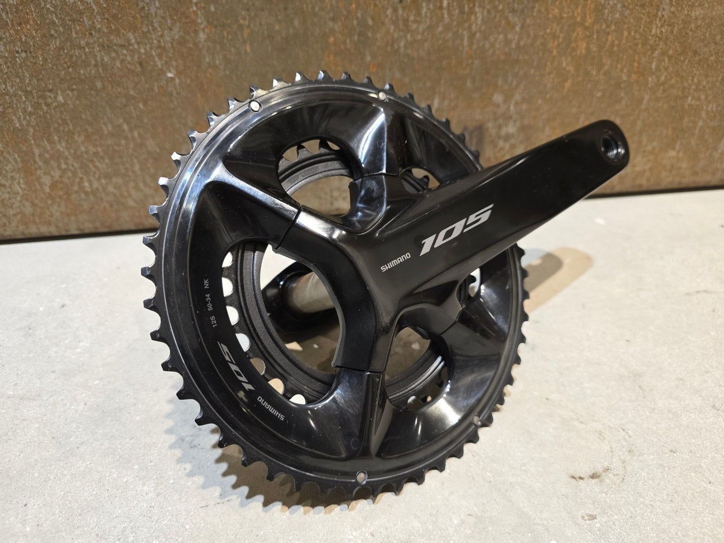 Kurbel von Shimano, SHIMANO 105 FC - R7100 KURBELGARNITUR 2X12FACH 50/34ZÄHNE 170 - 175MM in variant_title vor USEDBIKES - OB.DE Hintergrund