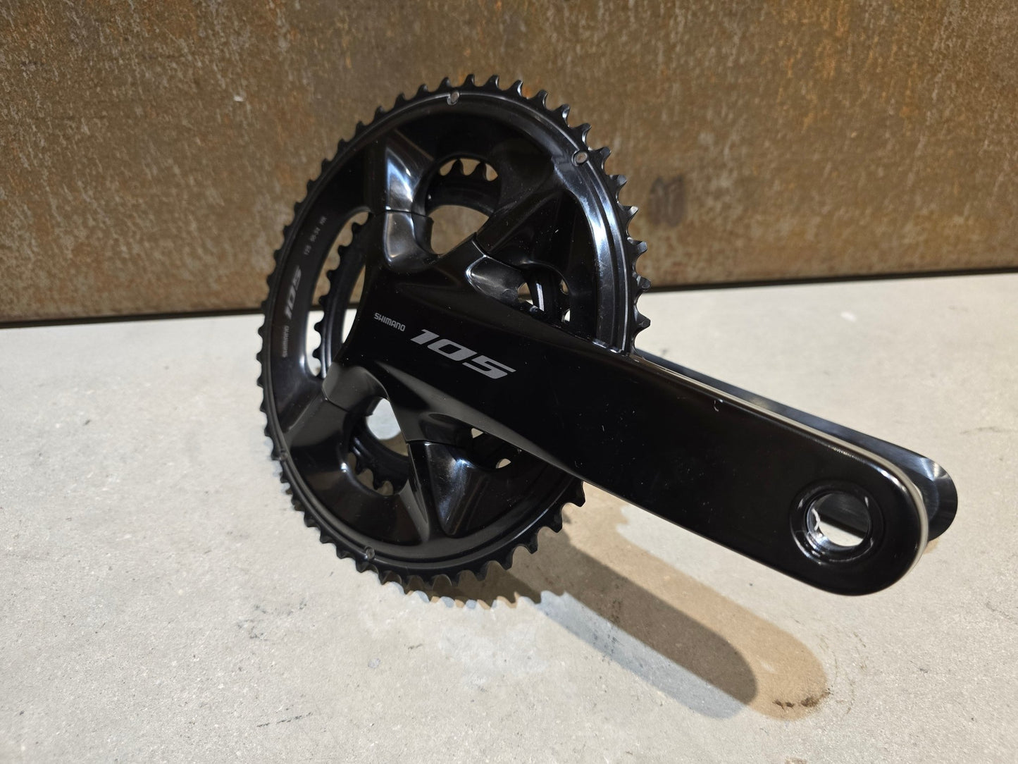 Kurbel von Shimano, SHIMANO 105 FC - R7100 KURBELGARNITUR 2X12FACH 50/34ZÄHNE 170 - 175MM in variant_title vor USEDBIKES - OB.DE Hintergrund