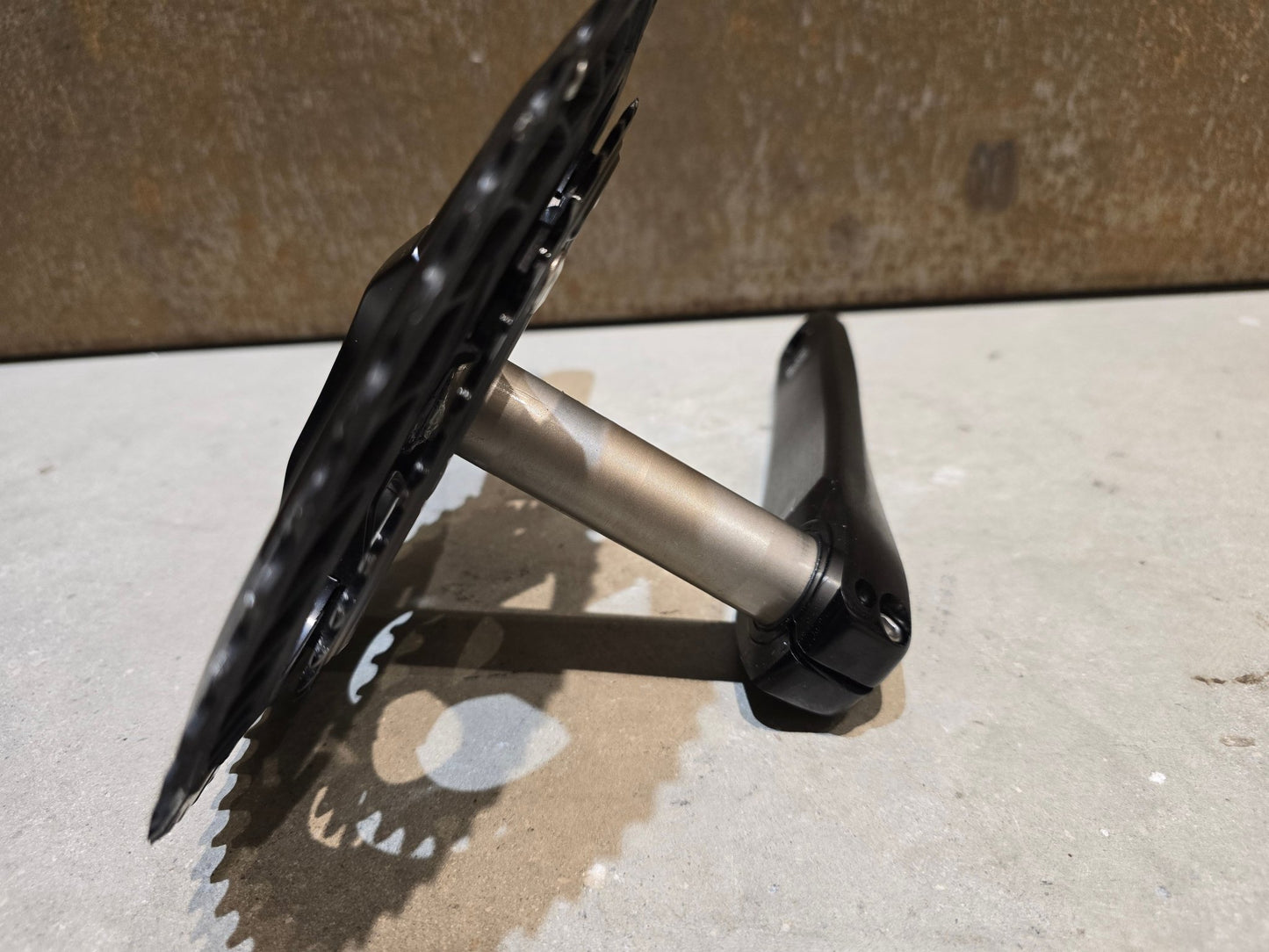 Kurbel von Shimano, SHIMANO 105 FC - R7100 KURBELGARNITUR 2X12FACH 50/34ZÄHNE 170 - 175MM in variant_title vor USEDBIKES - OB.DE Hintergrund