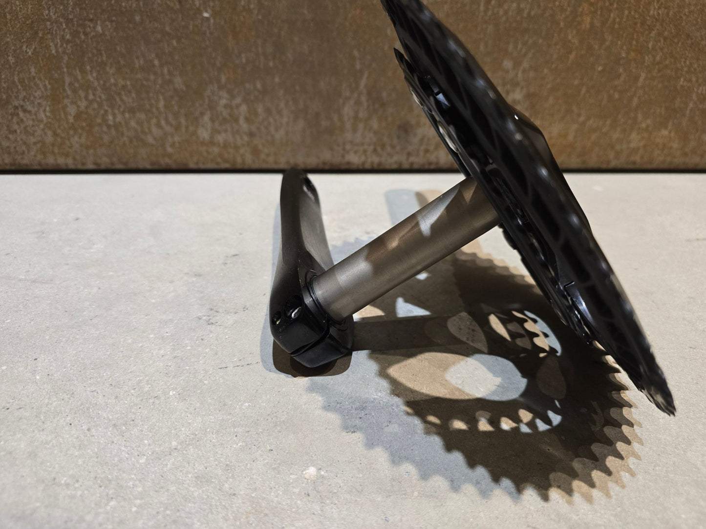 Kurbel von Shimano, SHIMANO 105 FC - R7100 KURBELGARNITUR 2X12FACH 50/34ZÄHNE 170 - 175MM in variant_title vor USEDBIKES - OB.DE Hintergrund
