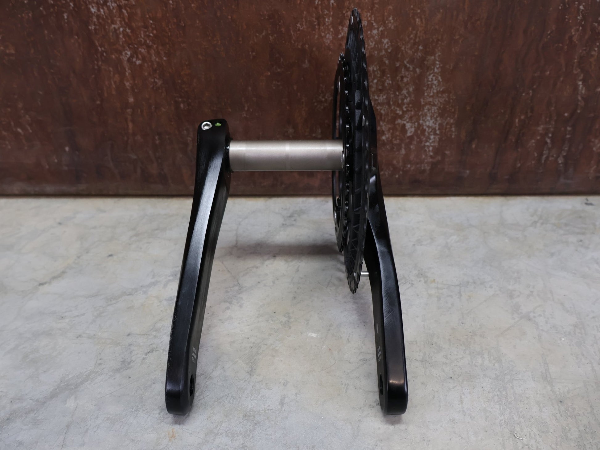 Kurbel von Shimano, SHIMANO 105 FC - R7100 KURBELGARNITUR 2X12FACH 52/36ZÄHNE 170 - 175MM vor USEDBIKES - OB.DE Hintergrund