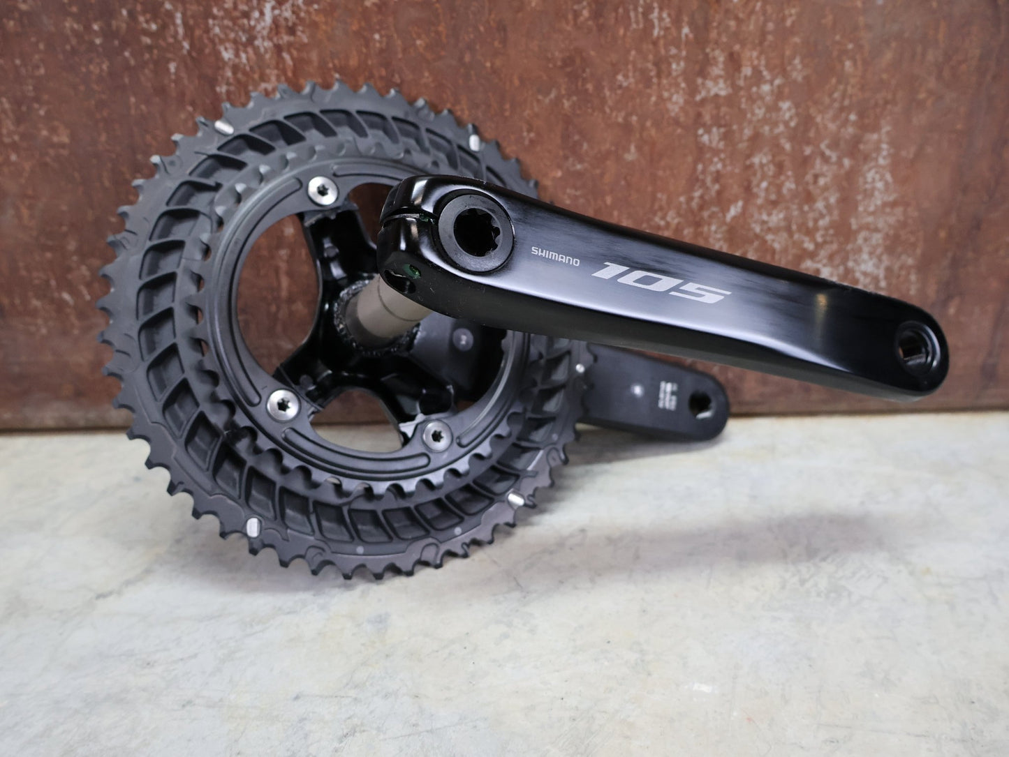 Kurbel von Shimano, SHIMANO 105 FC - R7100 KURBELGARNITUR 2X12FACH 52/36ZÄHNE 170 - 175MM vor USEDBIKES - OB.DE Hintergrund