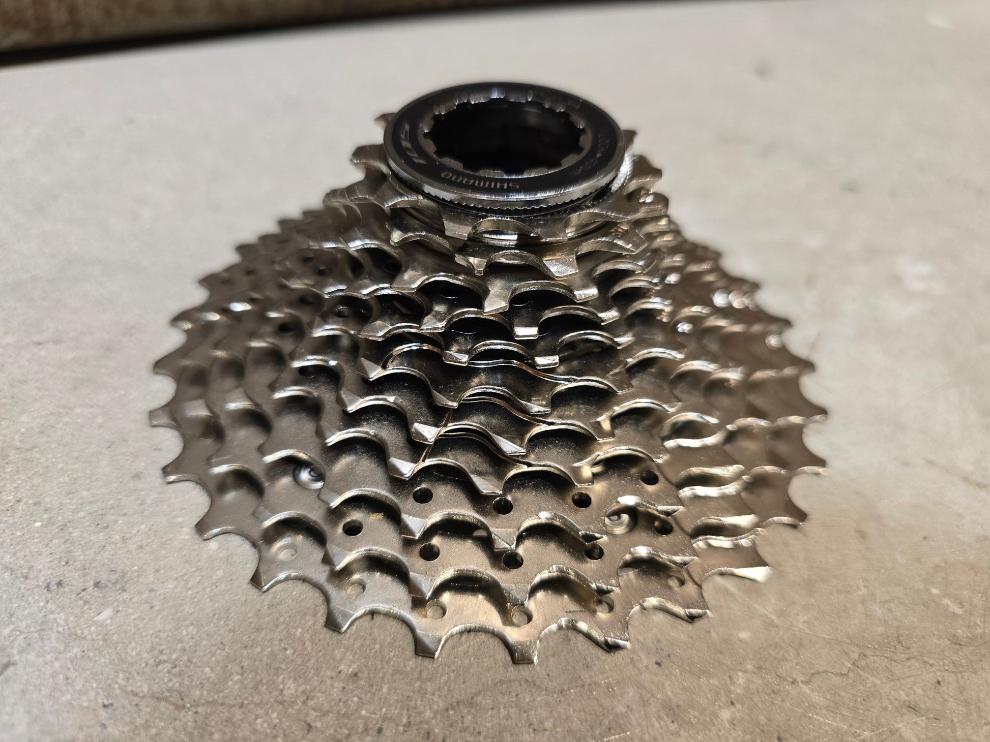 Kassette & Zahnkränze von Shimano, SHIMANO 105 KASSETTE CS - R7000 ZAHNKRANZ 11 FACH 11 - 30 ZÄHNE B - WARE in variant_title vor USEDBIKES - OB.DE Hintergrund