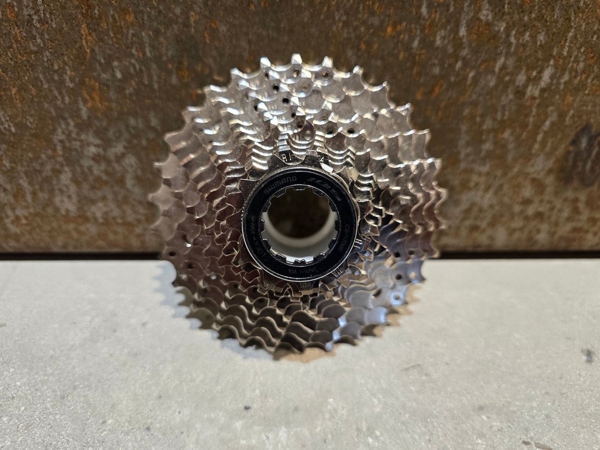 Kassette & Zahnkränze von Shimano, SHIMANO 105 KASSETTE CS - R7000 ZAHNKRANZ 11 FACH 11 - 30 ZÄHNE B - WARE in variant_title vor USEDBIKES - OB.DE Hintergrund