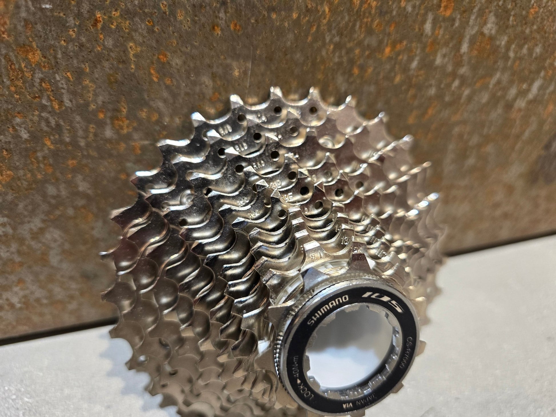 Kassette & Zahnkränze von Shimano, SHIMANO 105 KASSETTE CS - R7000 ZAHNKRANZ 11 FACH 11 - 30 ZÄHNE B - WARE in variant_title vor USEDBIKES - OB.DE Hintergrund