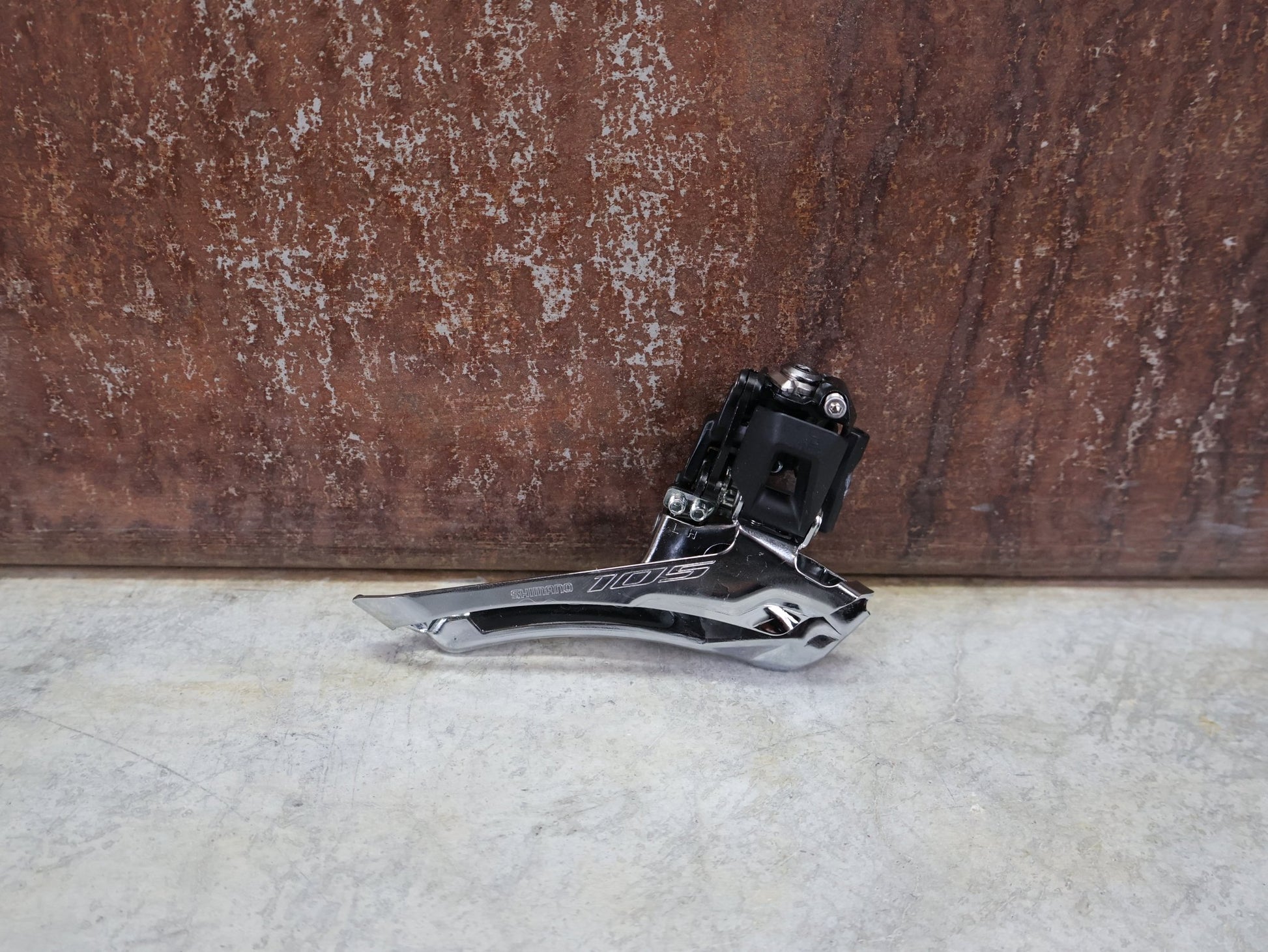 Schaltgruppen von Shimano, SHIMANO 105 R7120 / 7170 SCHALTGRUPPE 2 X 12 FACH vor USEDBIKES - OB.DE Hintergrund