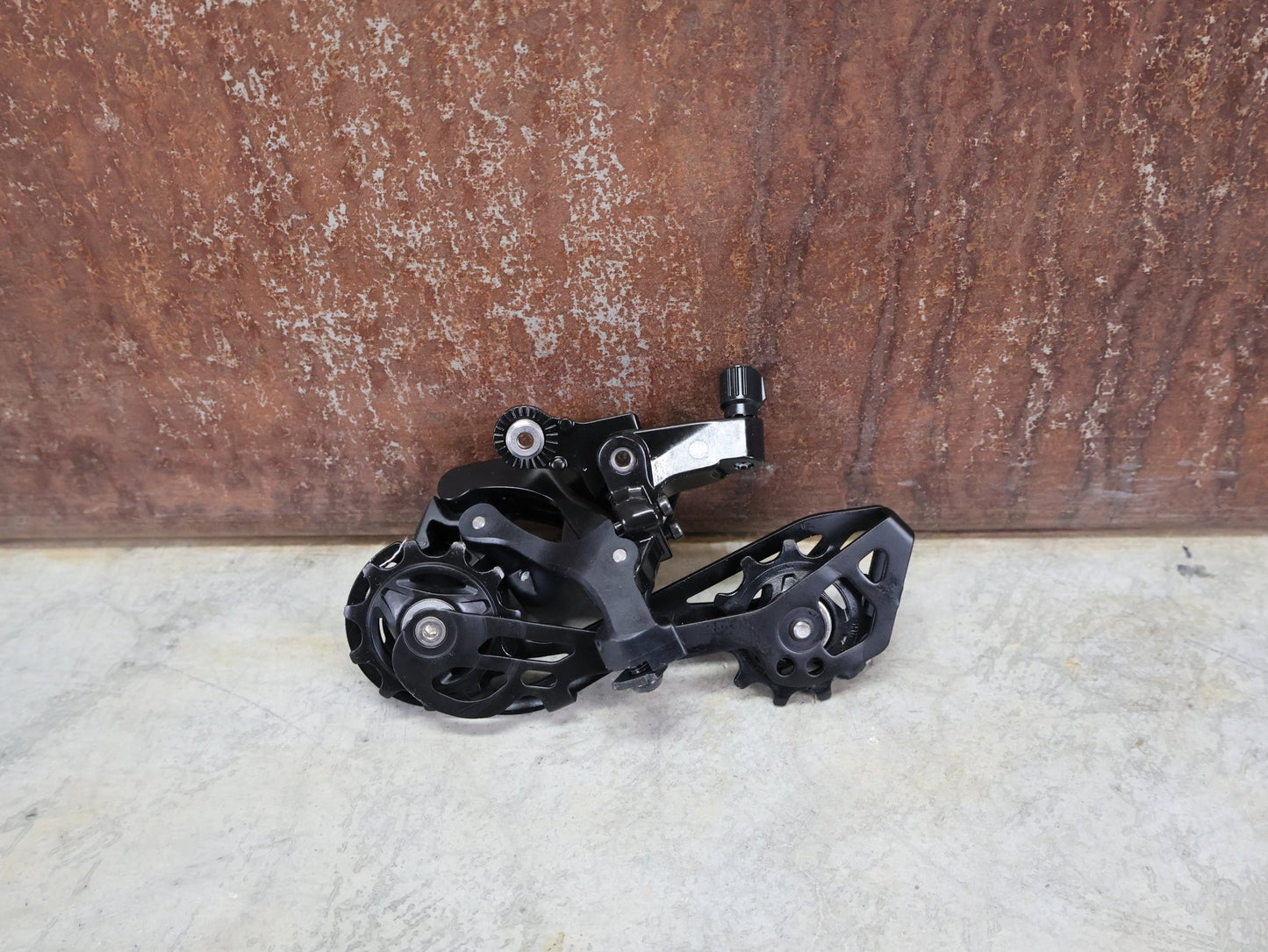 Schaltgruppen von Shimano, SHIMANO 105 R7120 / 7170 SCHALTGRUPPE 2 X 12 FACH vor USEDBIKES - OB.DE Hintergrund