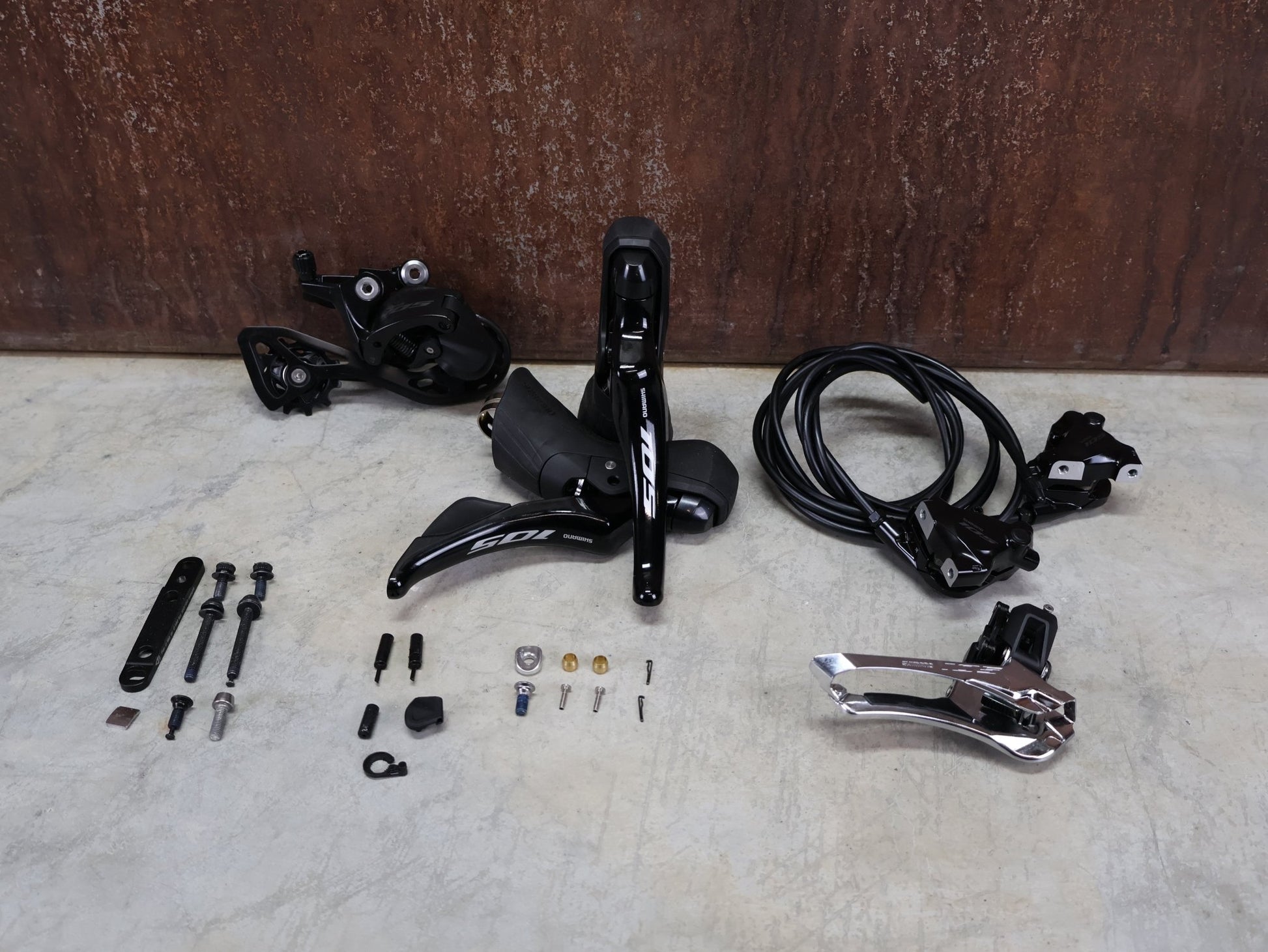 Schaltgruppen von Shimano, SHIMANO 105 R7120 / 7170 SCHALTGRUPPE 2 X 12 FACH vor USEDBIKES - OB.DE Hintergrund