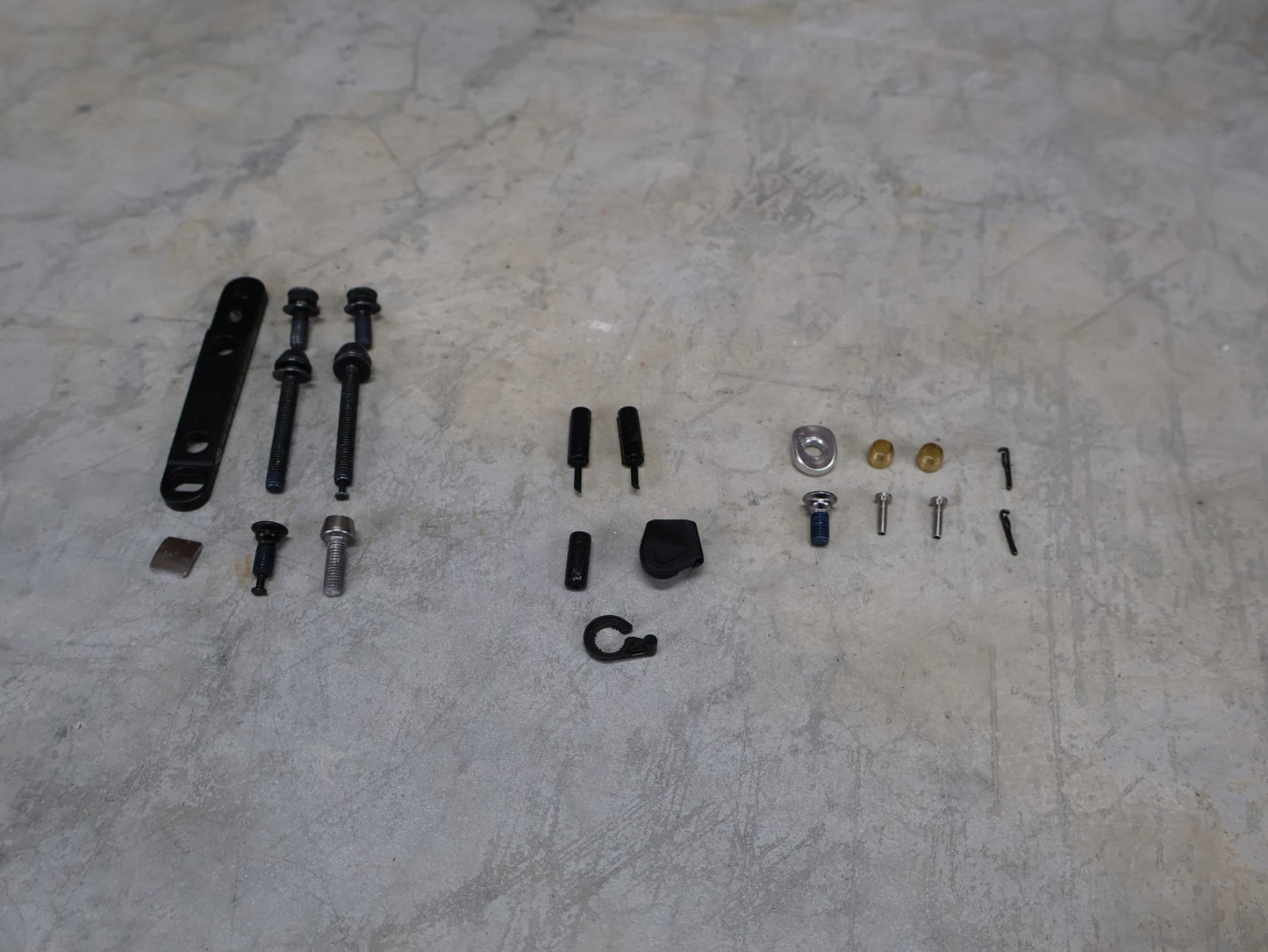 Schaltgruppen von Shimano, SHIMANO 105 R7120 / 7170 SCHALTGRUPPE 2 X 12 FACH vor USEDBIKES - OB.DE Hintergrund