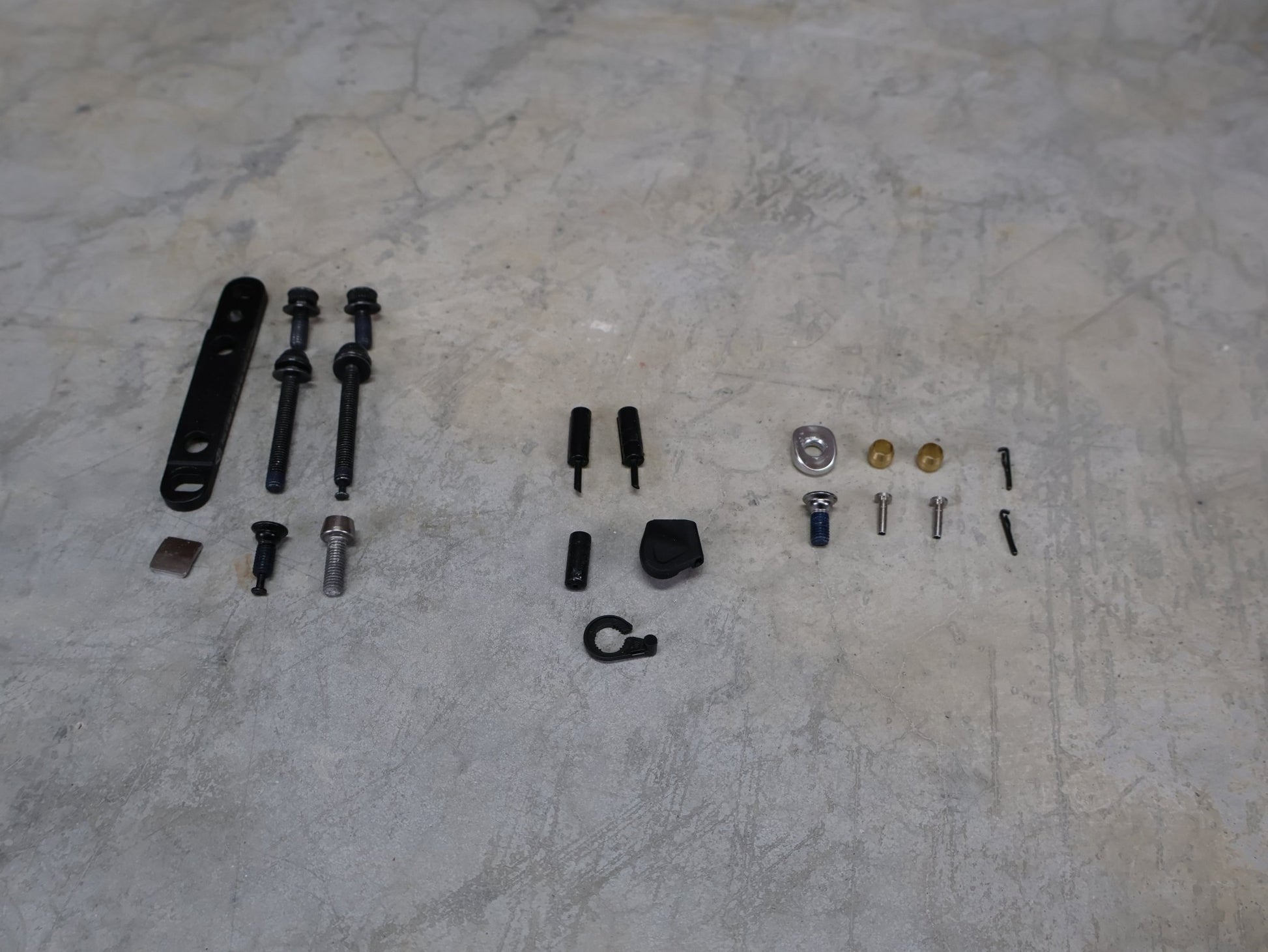 Schaltgruppen von Shimano, SHIMANO 105 R7120 / 7170 SCHALTGRUPPE 2 X 12 FACH vor USEDBIKES - OB.DE Hintergrund