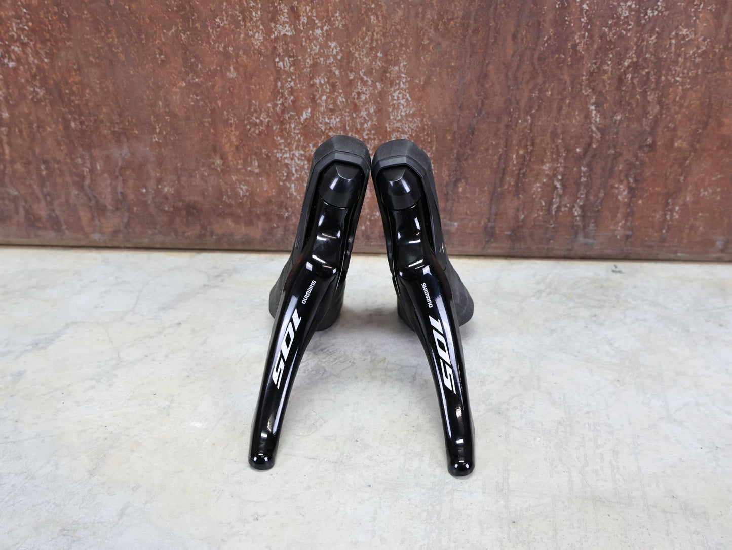 Schaltgruppen von Shimano, SHIMANO 105 R7120 / 7170 SCHALTGRUPPE 2 X 12 FACH vor USEDBIKES - OB.DE Hintergrund