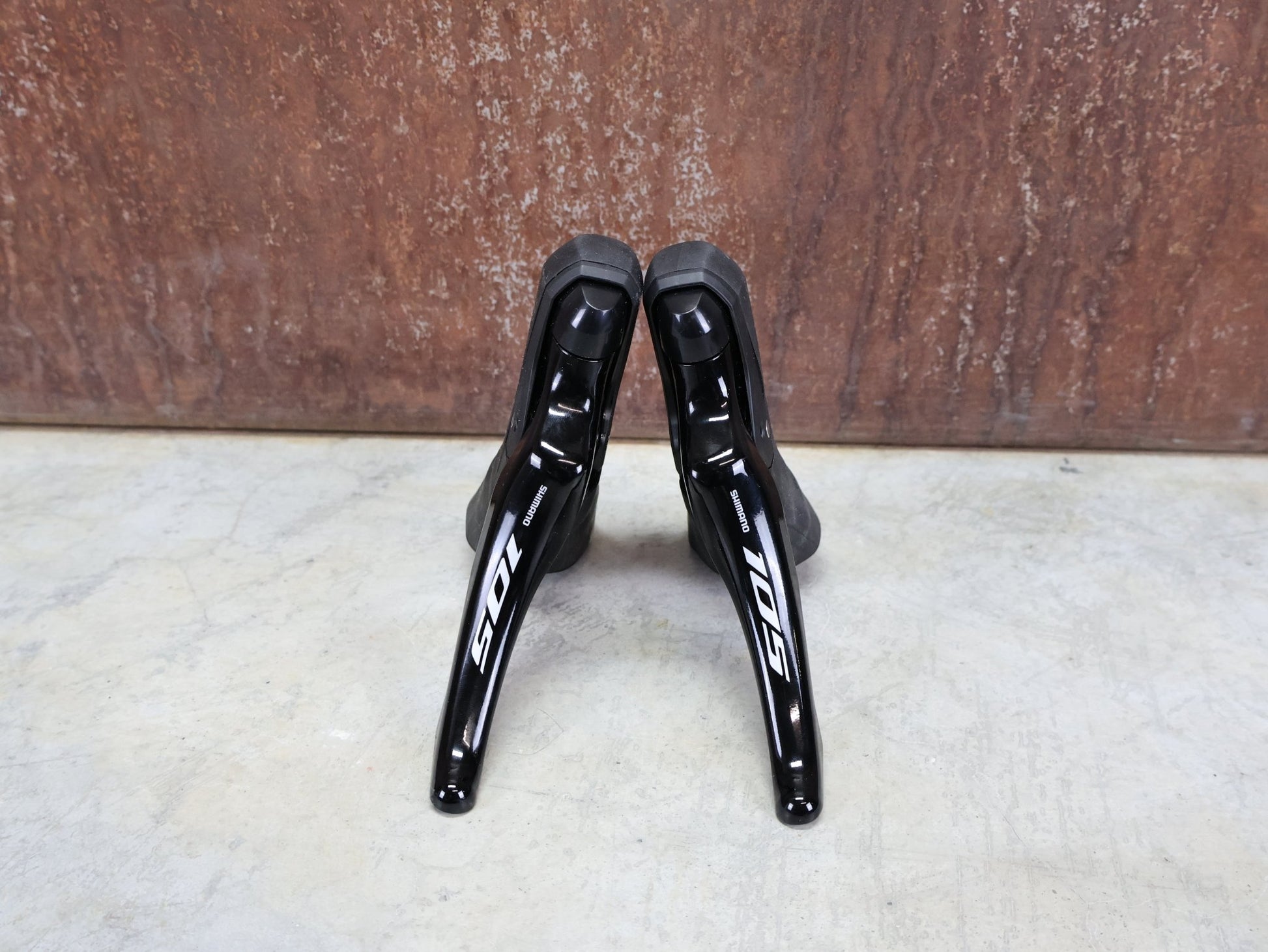 Schaltgruppen von Shimano, SHIMANO 105 R7120 / 7170 SCHALTGRUPPE 2 X 12 FACH vor USEDBIKES - OB.DE Hintergrund