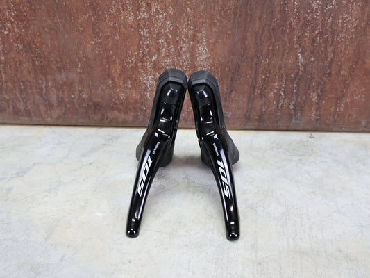 Schaltgruppen von Shimano, SHIMANO 105 R7120 / 7170 SCHALTGRUPPE 2 X 12 FACH vor USEDBIKES - OB.DE Hintergrund