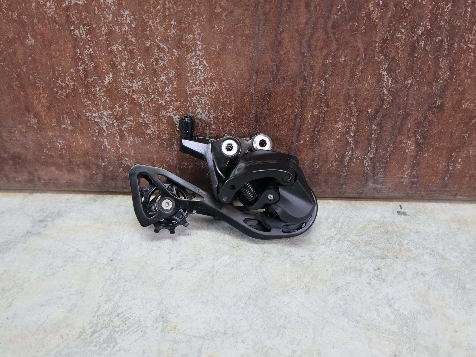 Schaltgruppen von Shimano, SHIMANO 105 R7120 / 7170 SCHALTGRUPPE 2 X 12 FACH vor USEDBIKES - OB.DE Hintergrund