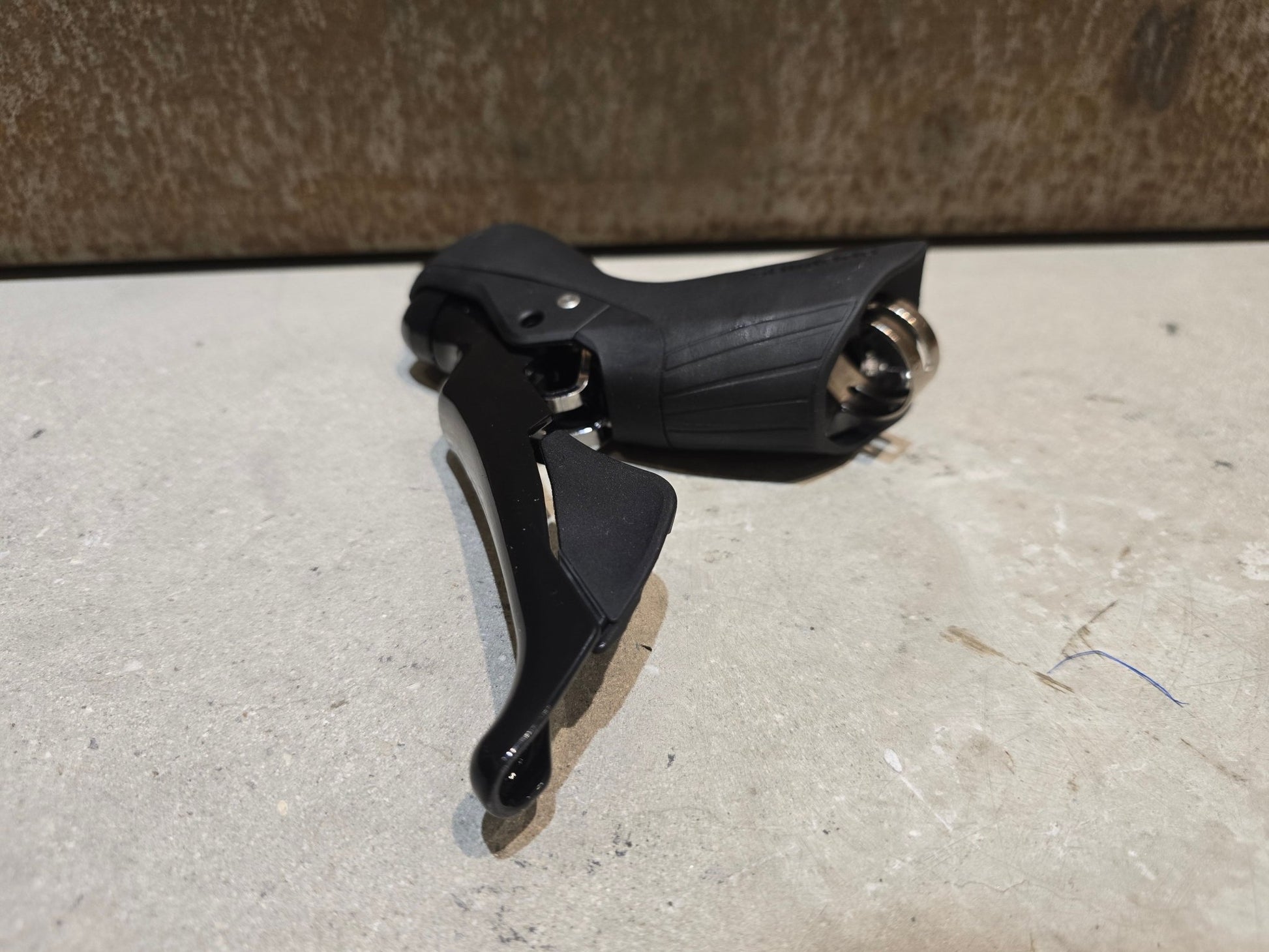 Brems - / Schalthebel von Shimano, SHIMANO 105 SCHALT - / BREMSHEBEL DISC ST - R7020 - L / - R LINKS / RECHTS in variant_title vor USEDBIKES - OB.DE Hintergrund