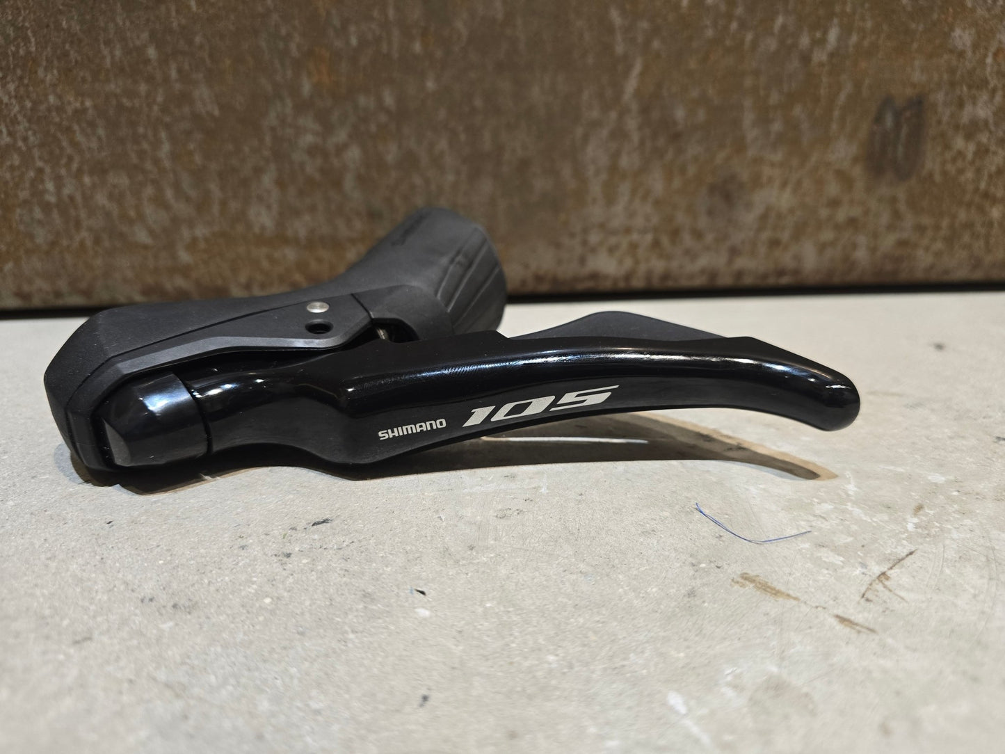 Brems - / Schalthebel von Shimano, SHIMANO 105 SCHALT - / BREMSHEBEL DISC ST - R7020 - L / - R LINKS / RECHTS in variant_title vor USEDBIKES - OB.DE Hintergrund