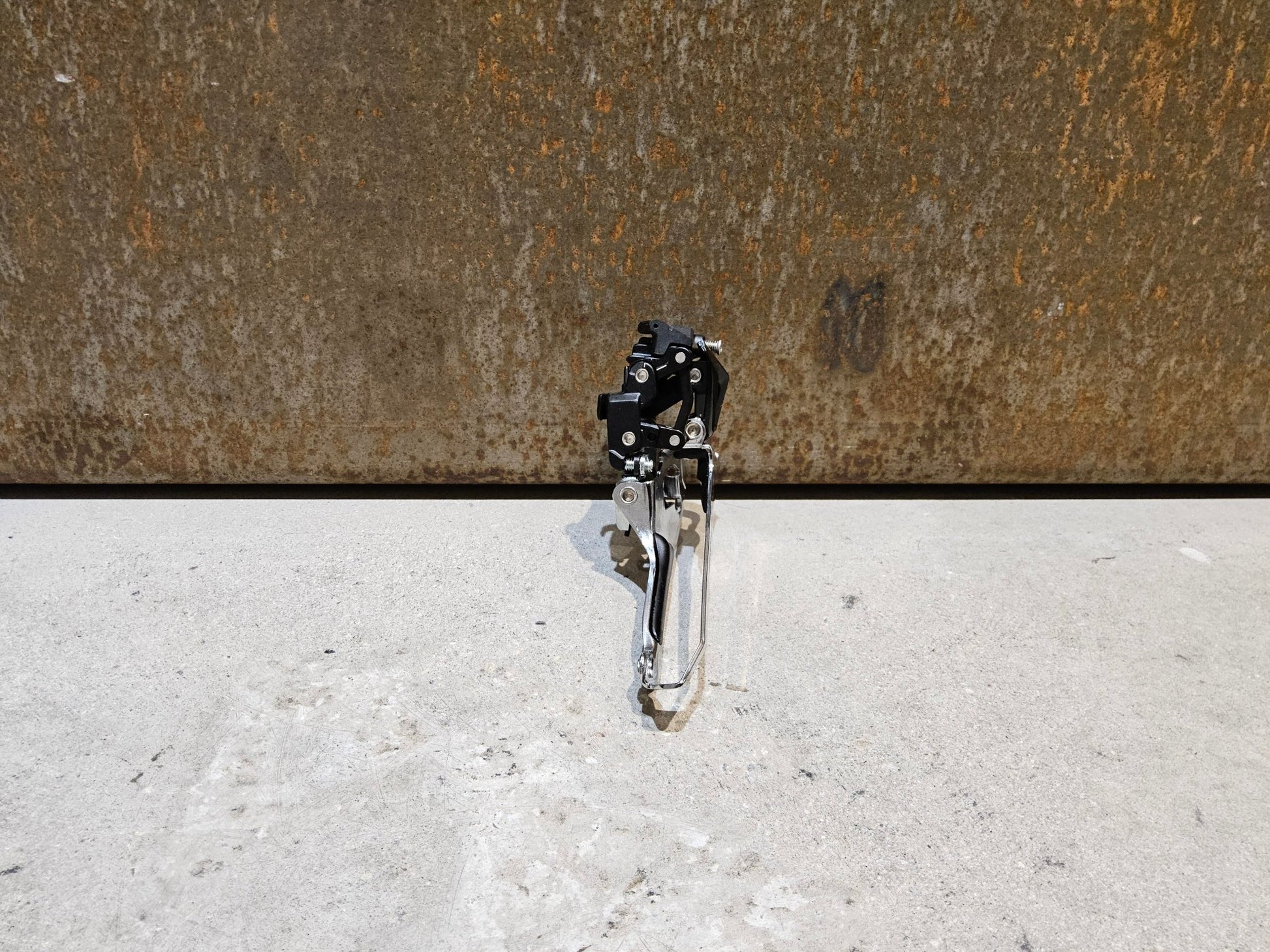 Schaltungsteile von Shimano, SHIMANO 105 UMWERFER FD - R7000 2 X 11FACH / ANLÖT in variant_title vor USEDBIKES - OB.DE Hintergrund