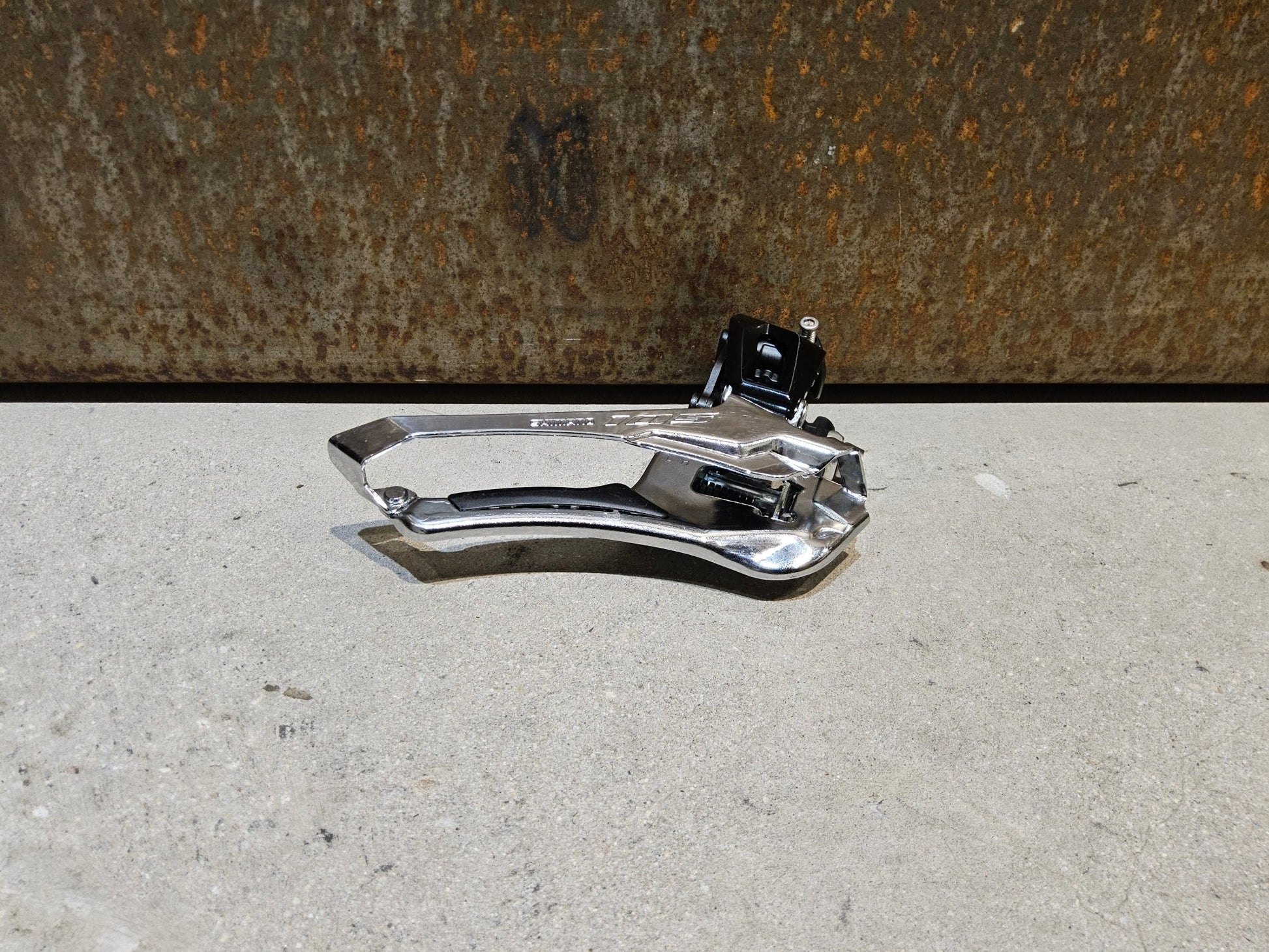 Schaltungsteile von Shimano, SHIMANO 105 UMWERFER FD - R7000 2 X 11FACH / ANLÖT in variant_title vor USEDBIKES - OB.DE Hintergrund