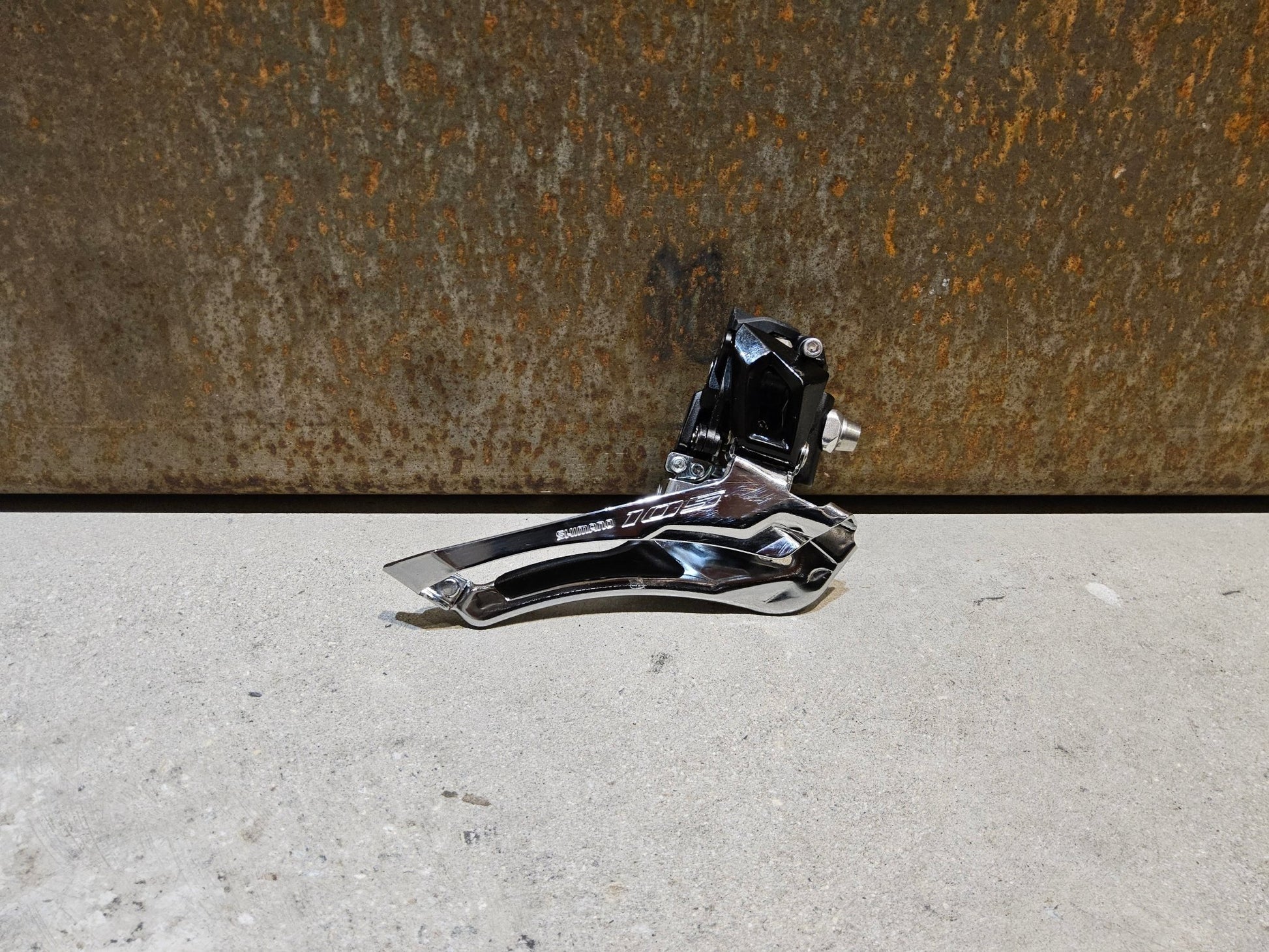 Schaltungsteile von Shimano, SHIMANO 105 UMWERFER FD - R7000 2 X 11FACH / ANLÖT in variant_title vor USEDBIKES - OB.DE Hintergrund