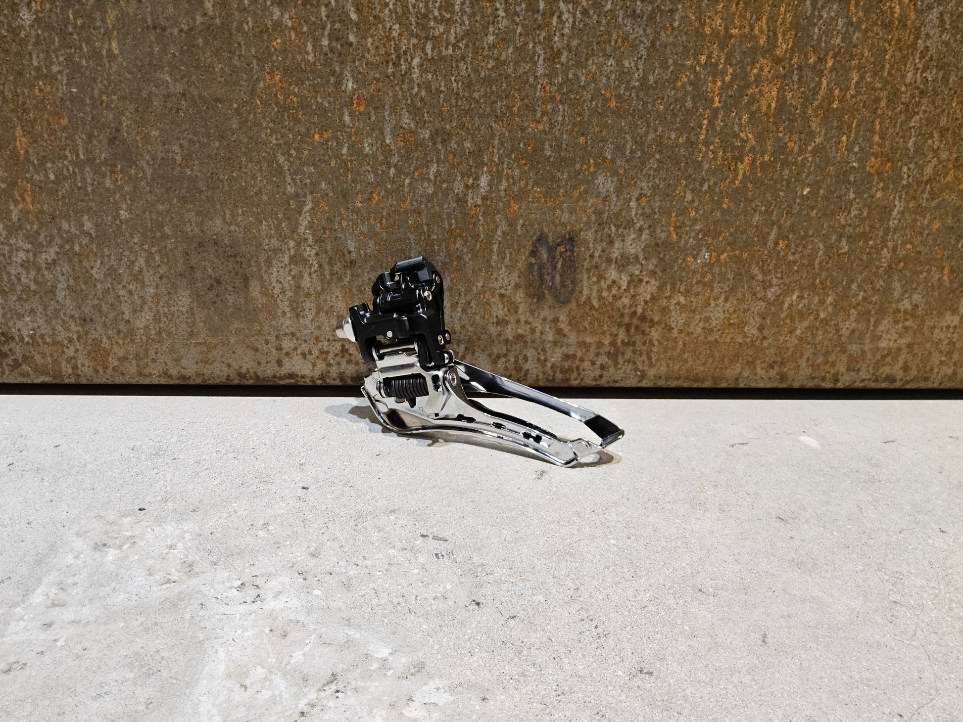 Schaltungsteile von Shimano, SHIMANO 105 UMWERFER FD - R7000 2 X 11FACH / ANLÖT in variant_title vor USEDBIKES - OB.DE Hintergrund