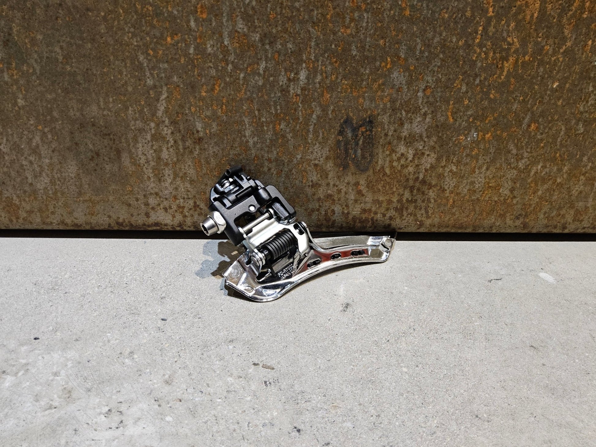 Schaltungsteile von Shimano, SHIMANO 105 UMWERFER FD - R7000 2 X 11FACH / ANLÖT in variant_title vor USEDBIKES - OB.DE Hintergrund