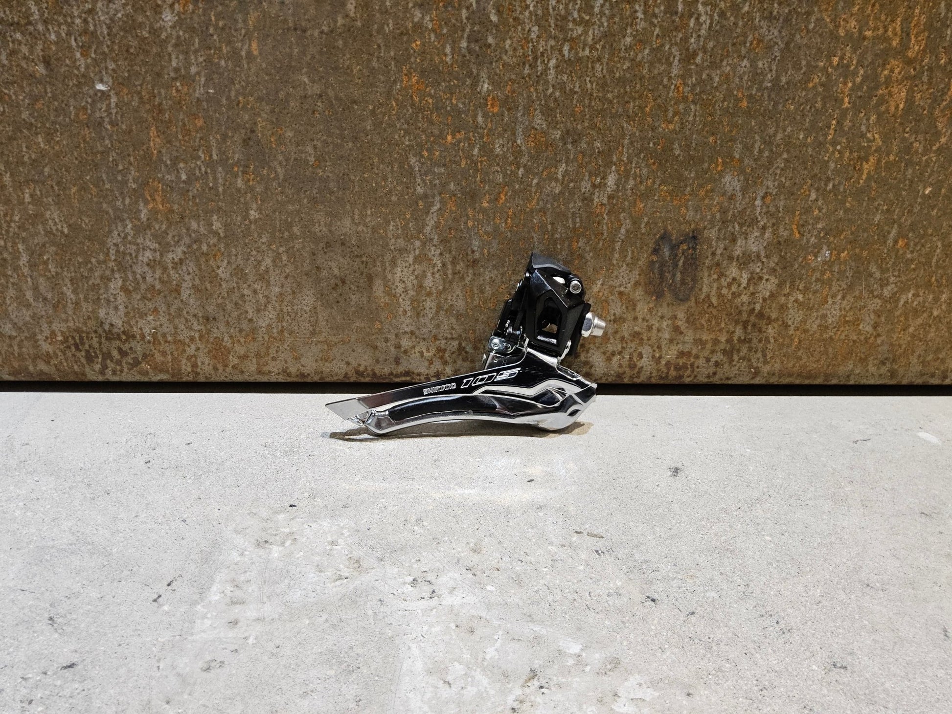 Schaltungsteile von Shimano, SHIMANO 105 UMWERFER FD - R7000 2 X 11FACH / ANLÖT in variant_title vor USEDBIKES - OB.DE Hintergrund