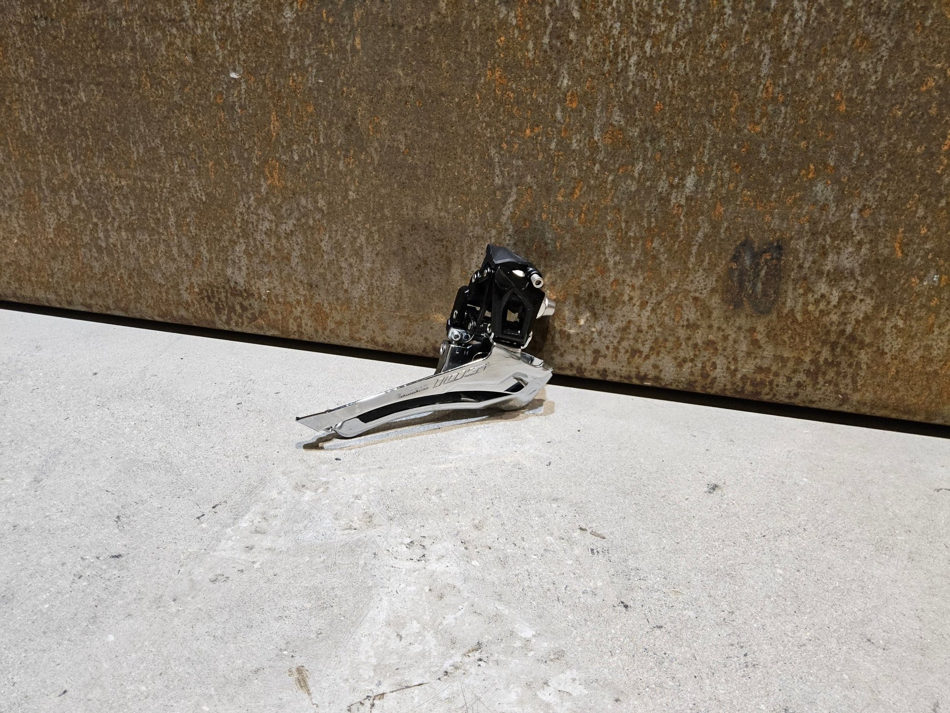 Schaltungsteile von Shimano, SHIMANO 105 UMWERFER FD - R7000 2 X 11FACH / ANLÖT in variant_title vor USEDBIKES - OB.DE Hintergrund