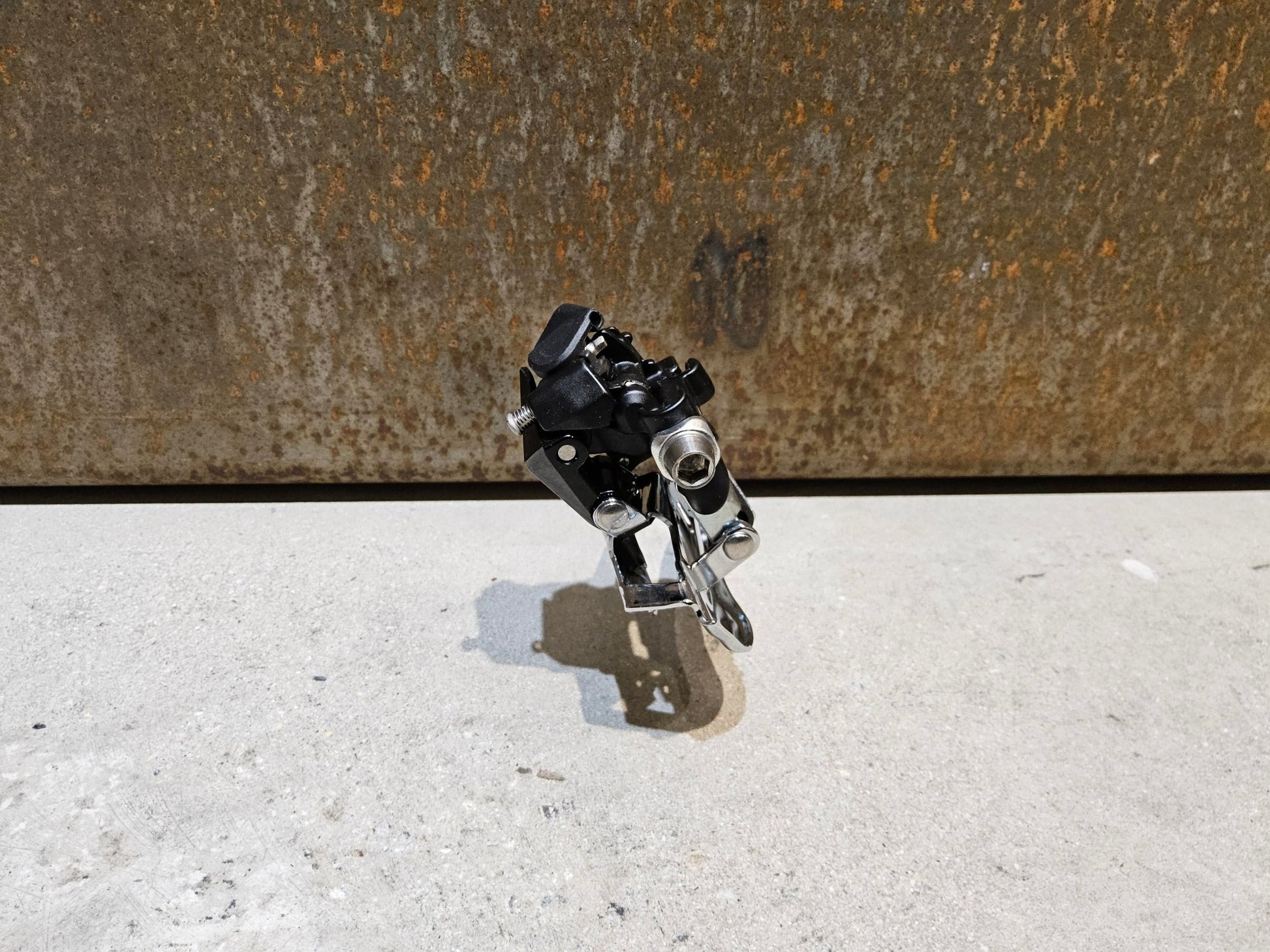 Schaltungsteile von Shimano, SHIMANO 105 UMWERFER FD - R7000 2 X 11FACH / ANLÖT in variant_title vor USEDBIKES - OB.DE Hintergrund