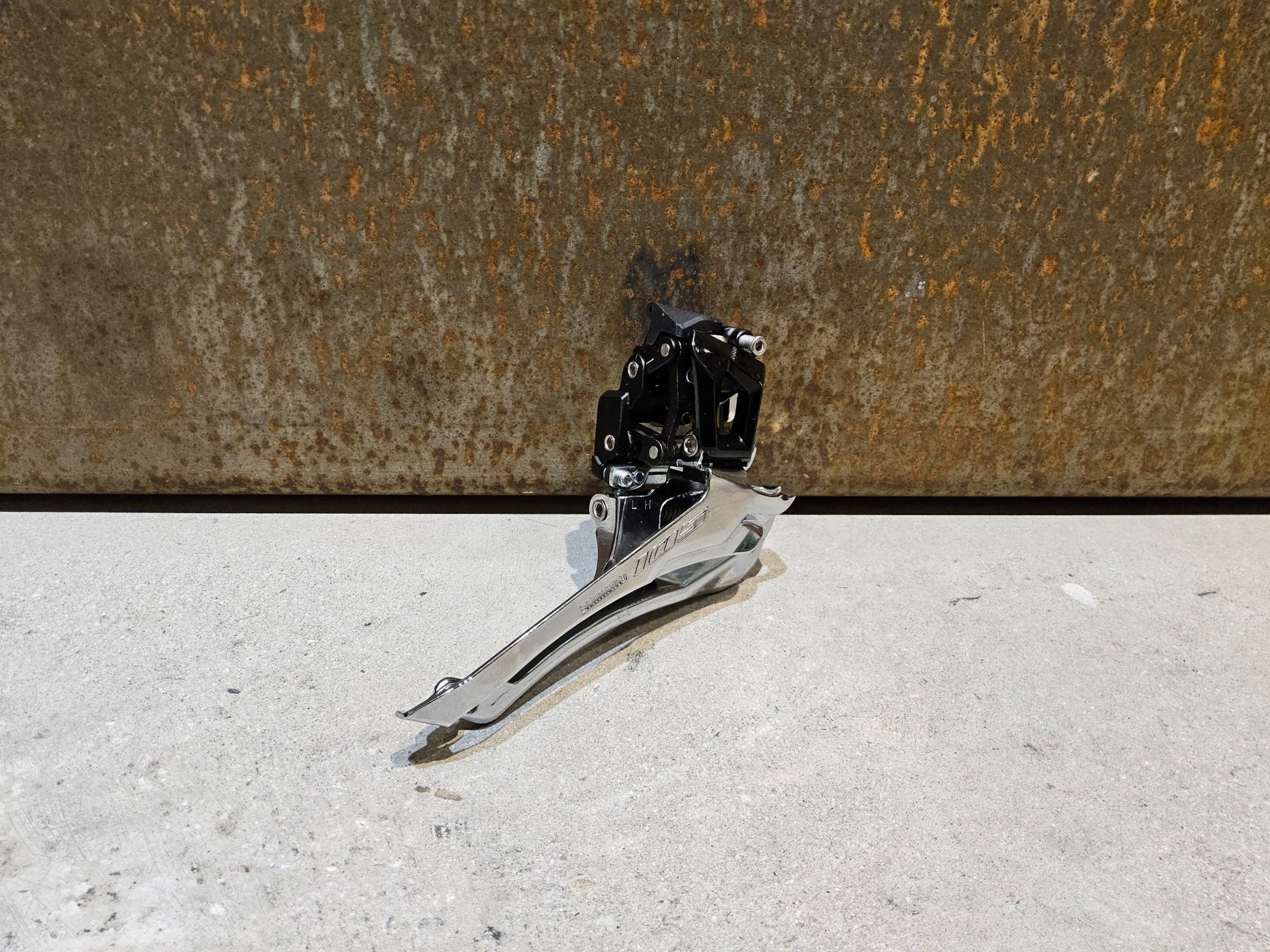 Schaltungsteile von Shimano, SHIMANO 105 UMWERFER FD - R7000 2 X 11FACH / ANLÖT in variant_title vor USEDBIKES - OB.DE Hintergrund