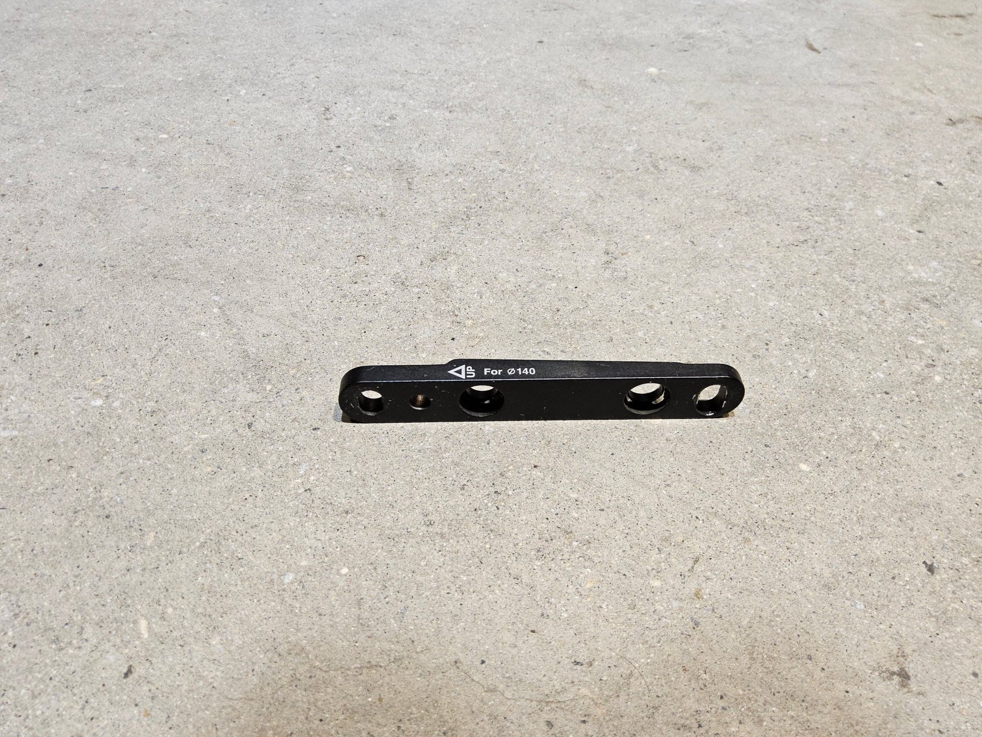 Zubehör von Shimano, SHIMANO ADAPTER FLAT MOUNT 140 / 160MM / VORNE in variant_title vor USEDBIKES - OB.DE Hintergrund