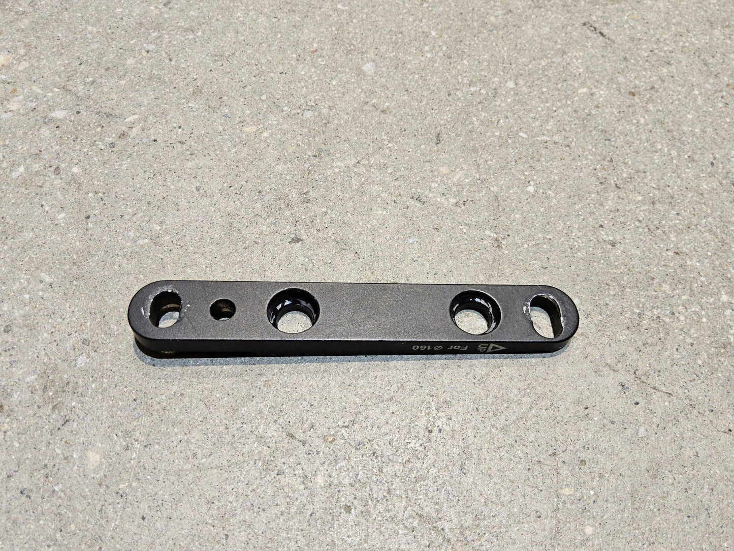 Zubehör von Shimano, SHIMANO ADAPTER FLAT MOUNT 140 / 160MM / VORNE in variant_title vor USEDBIKES - OB.DE Hintergrund