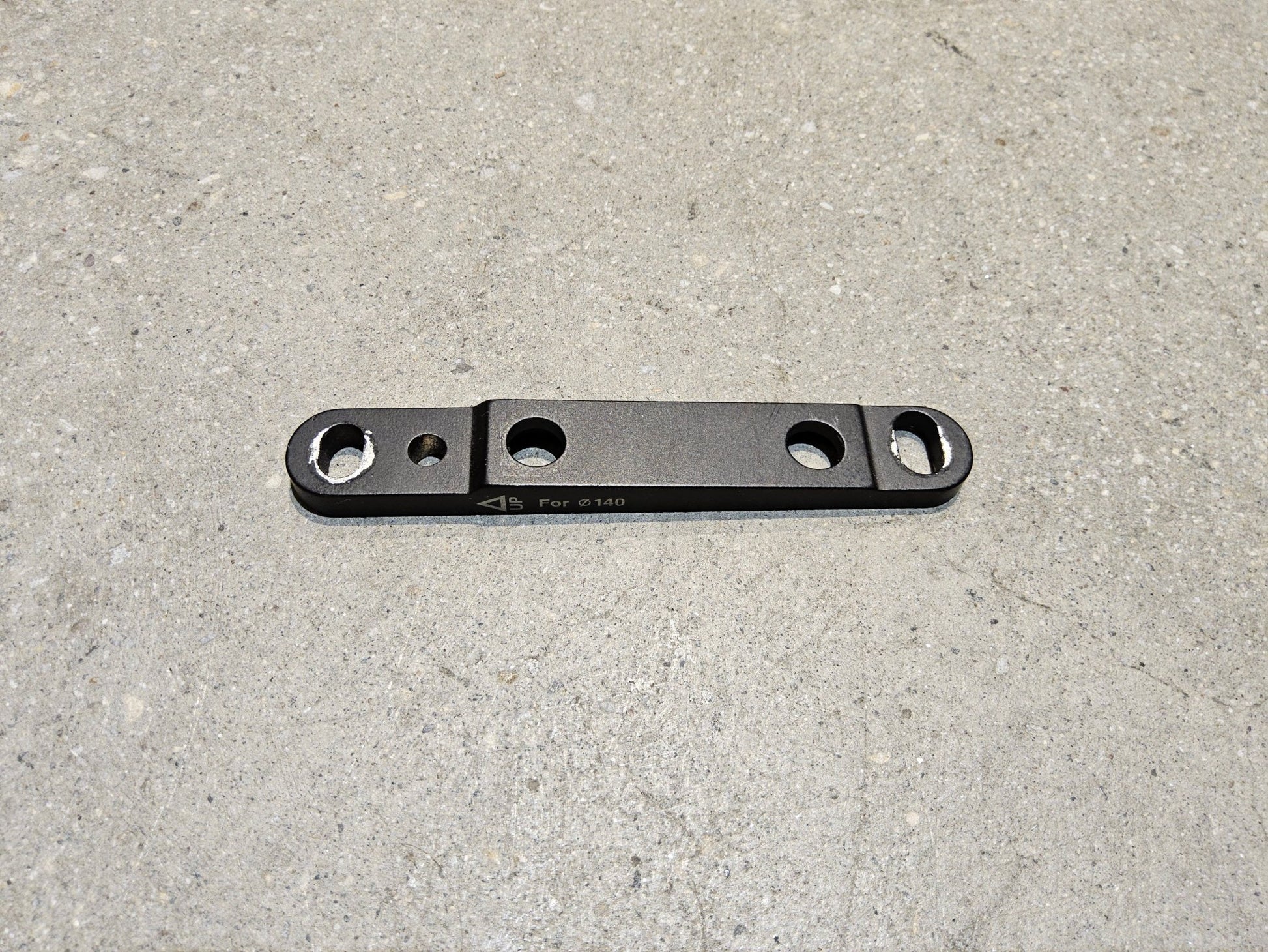 Zubehör von Shimano, SHIMANO ADAPTER FLAT MOUNT 140 / 160MM / VORNE in variant_title vor USEDBIKES - OB.DE Hintergrund