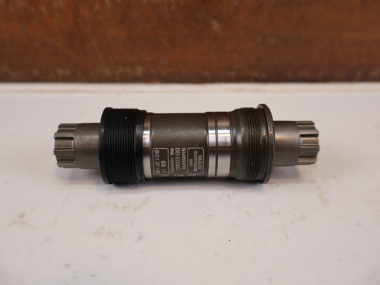 Innenlager von Shimano, SHIMANO BB-ES300 OCTALINK INNENLAGER BSA 68X118MM vor USEDBIKES-OB.DE Hintergrund