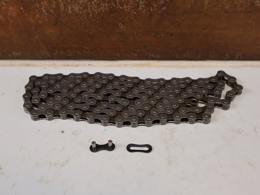 Kette von Shimano, SHIMANO CN-HG40 KETTE / 6 7 8-FACH 116 GLIEDER MTB ROAD INKL KETTENSCHLOSS vor USEDBIKES-OB.DE Hintergrund