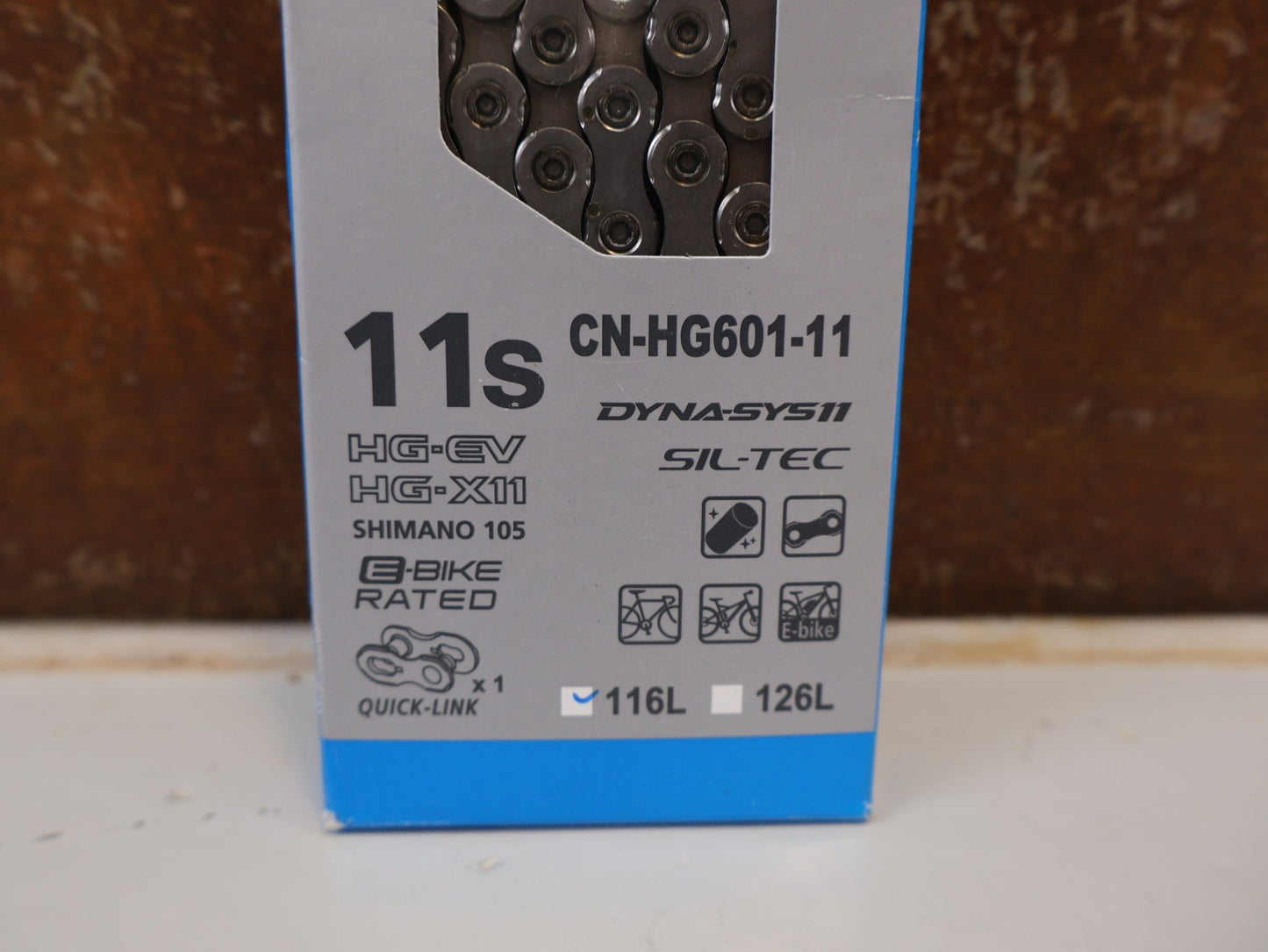 Kette von Shimano, SHIMANO CN-HG601 KETTE / 11-FACH 116 GLIEDER ROAD MTB GRAVEL QUICK LINK vor USEDBIKES-OB.DE Hintergrund