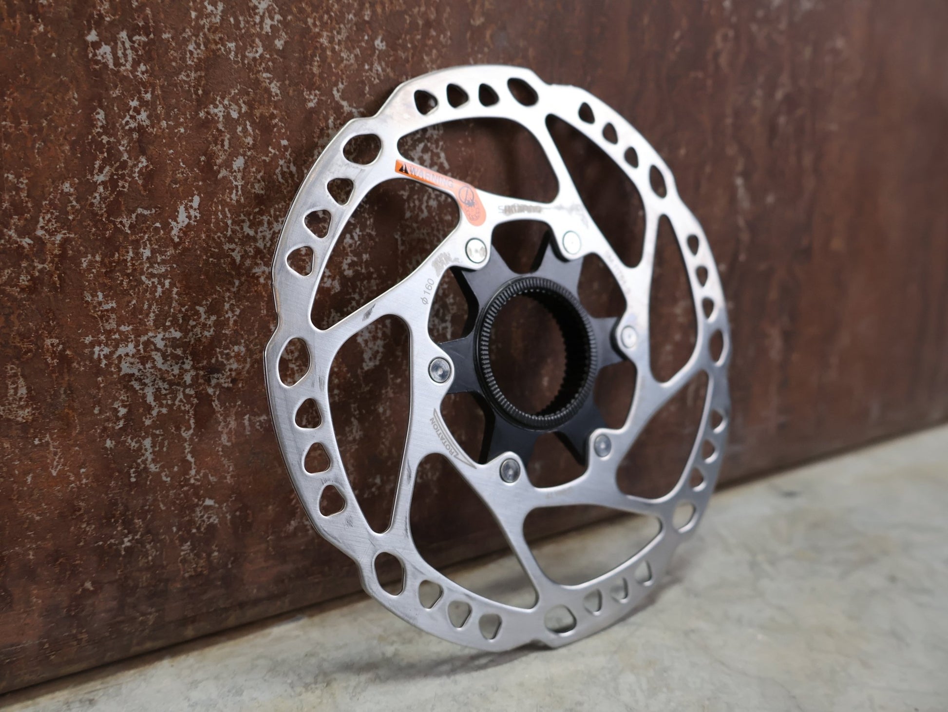 Bremsscheibe von Shimano, SHIMANO DEORE / 105 BREMSSCHEIBE SM - RT64 CENTERLOCK 160MM vor USEDBIKES - OB.DE Hintergrund