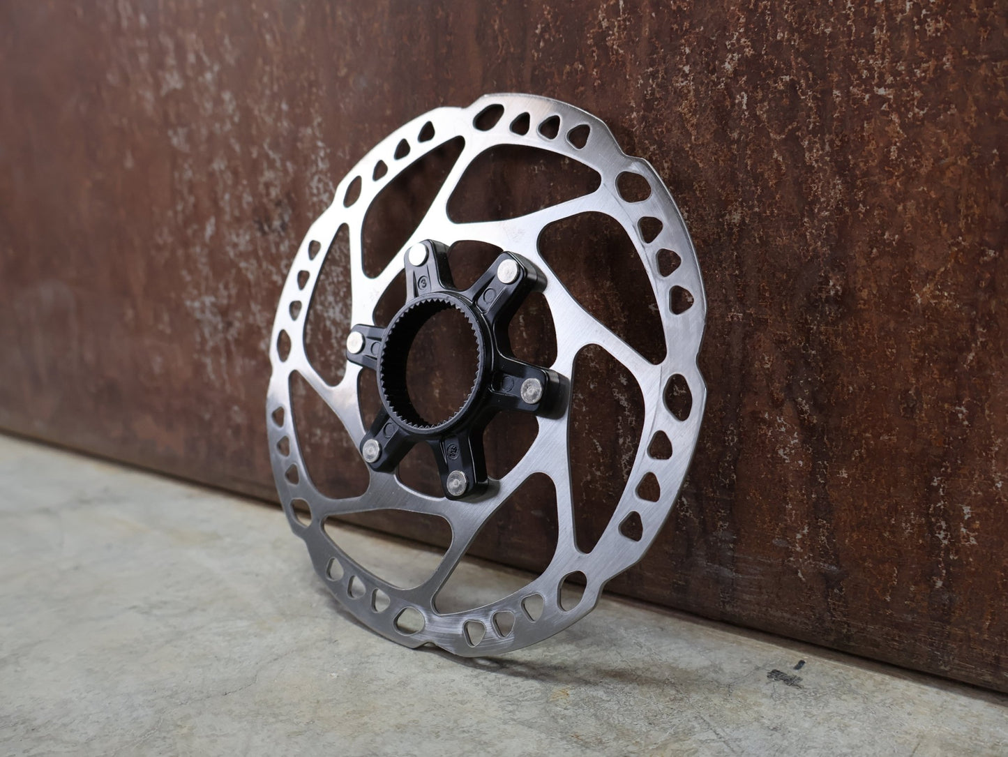 Bremsscheibe von Shimano, SHIMANO DEORE / 105 BREMSSCHEIBE SM - RT64 CENTERLOCK 160MM vor USEDBIKES - OB.DE Hintergrund