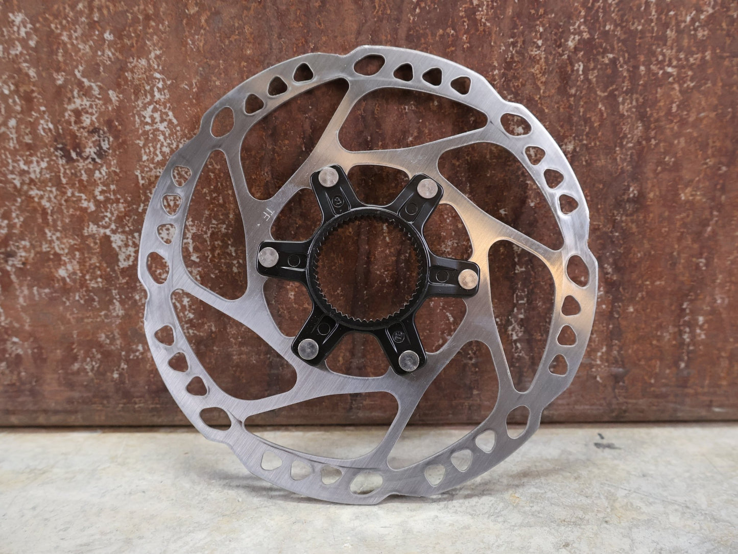 Bremsscheibe von Shimano, SHIMANO DEORE / 105 BREMSSCHEIBE SM - RT64 CENTERLOCK 160MM vor USEDBIKES - OB.DE Hintergrund