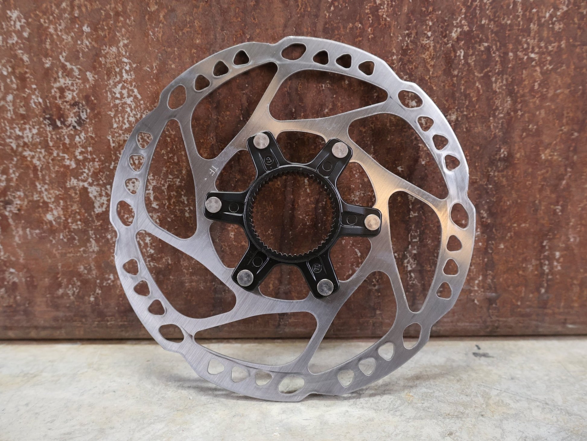 Bremsscheibe von Shimano, SHIMANO DEORE / 105 BREMSSCHEIBE SM - RT64 CENTERLOCK 160MM vor USEDBIKES - OB.DE Hintergrund