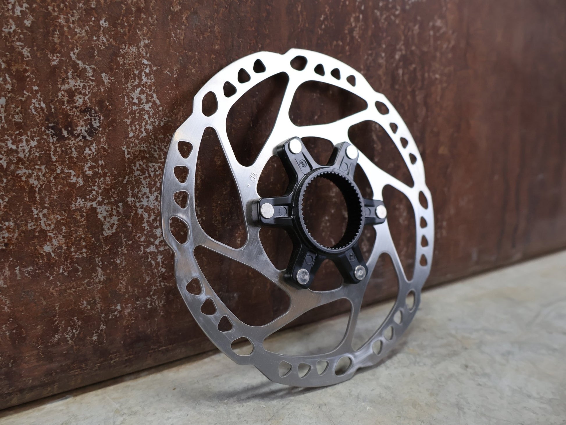 Bremsscheibe von Shimano, SHIMANO DEORE / 105 BREMSSCHEIBE SM - RT64 CENTERLOCK 160MM vor USEDBIKES - OB.DE Hintergrund