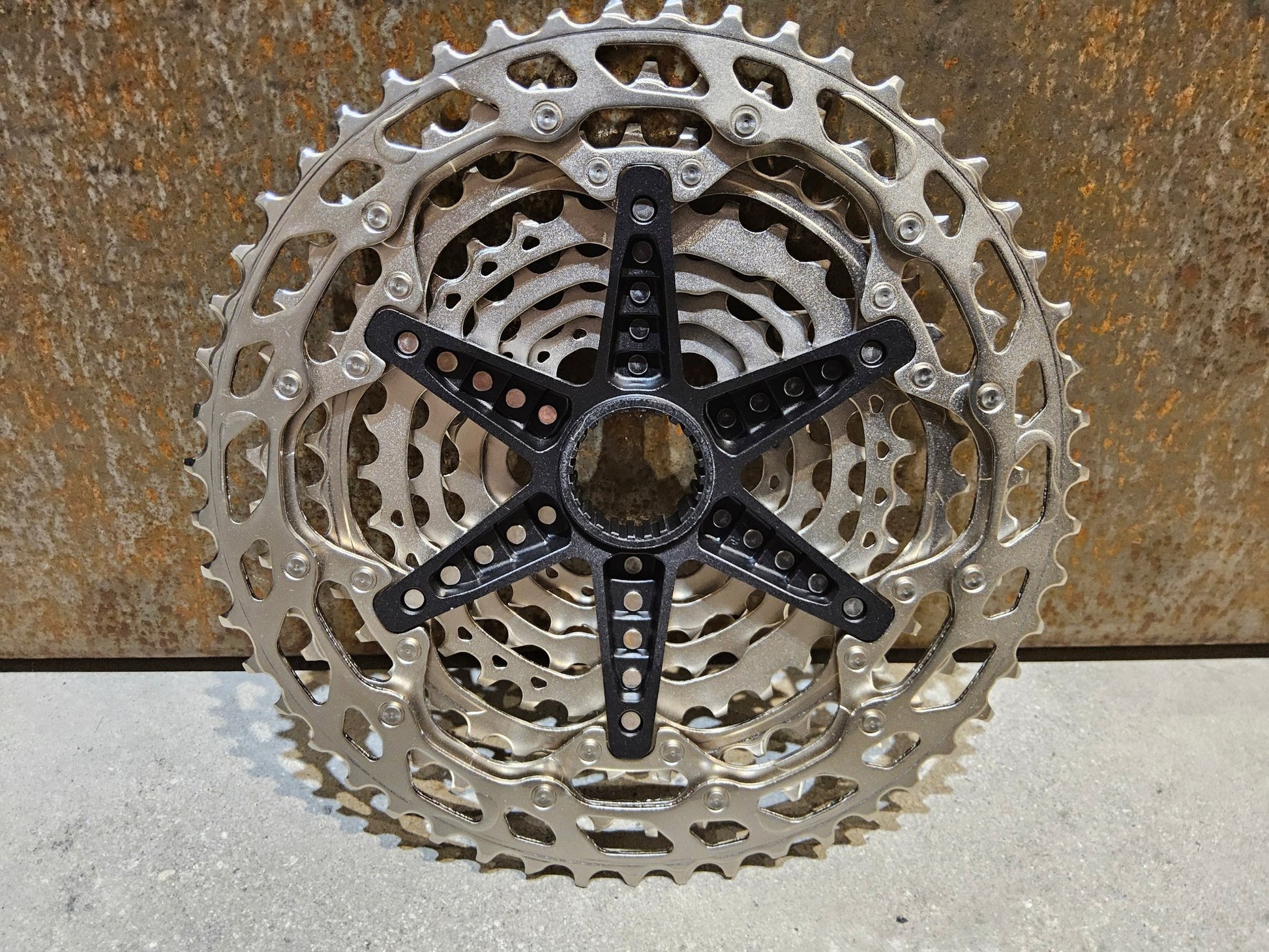 Kassette & Zahnkränze von Shimano, SHIMANO DEORE KASSETTE CS - M6100 12 FACH 10 - 51 ZÄHNE in variant_title vor USEDBIKES - OB.DE Hintergrund