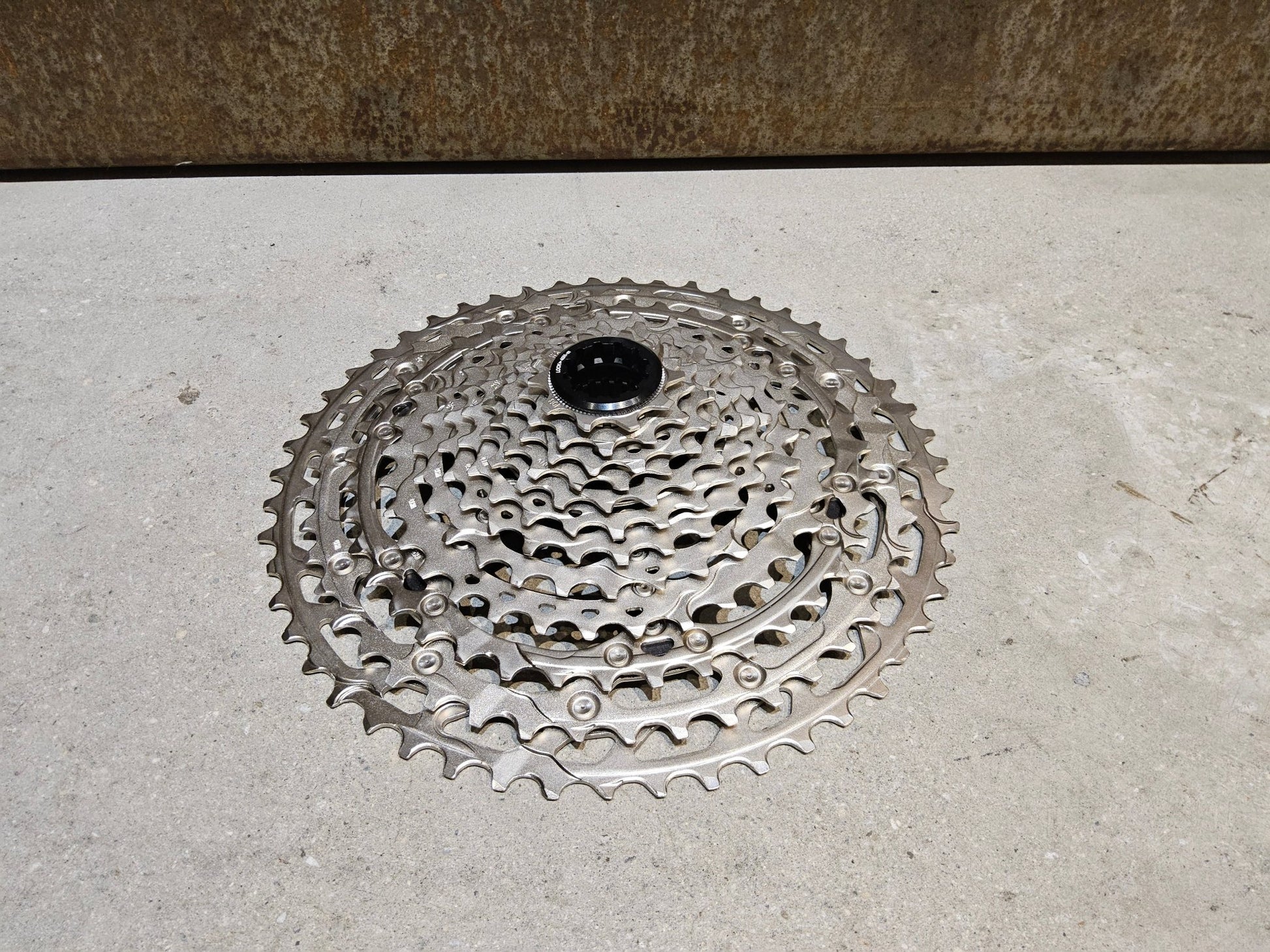 Kassette & Zahnkränze von Shimano, SHIMANO DEORE KASSETTE CS - M6100 12 FACH 10 - 51 ZÄHNE in variant_title vor USEDBIKES - OB.DE Hintergrund