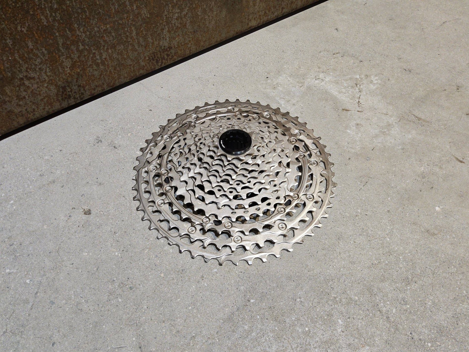 Kassette & Zahnkränze von Shimano, SHIMANO DEORE KASSETTE CS - M6100 12 FACH 10 - 51 ZÄHNE in variant_title vor USEDBIKES - OB.DE Hintergrund