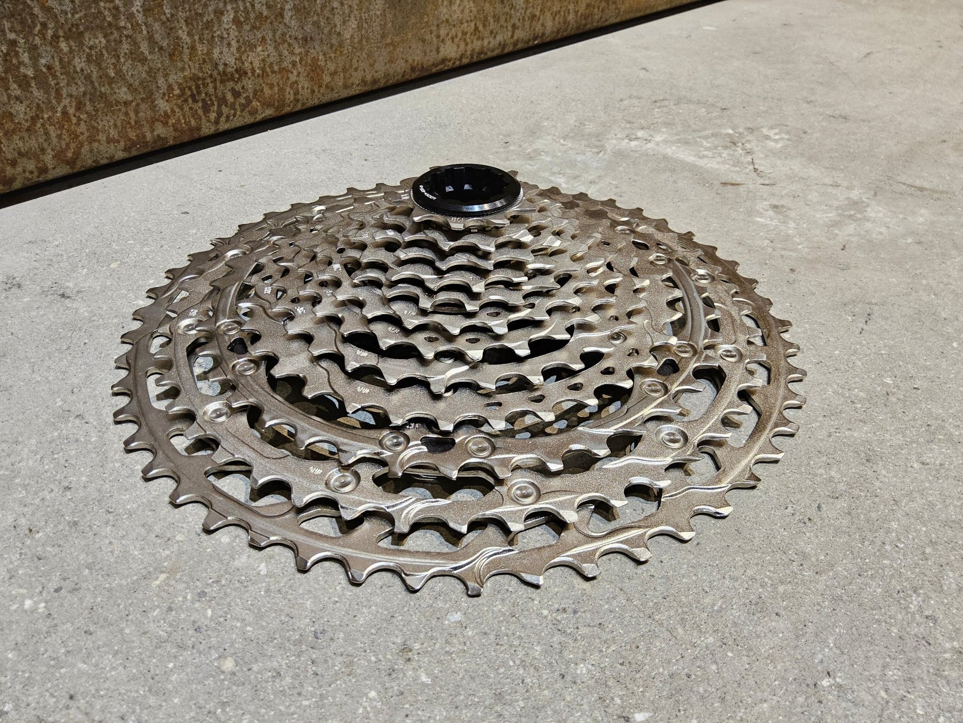 Kassette & Zahnkränze von Shimano, SHIMANO DEORE KASSETTE CS - M6100 12 FACH 10 - 51 ZÄHNE in variant_title vor USEDBIKES - OB.DE Hintergrund