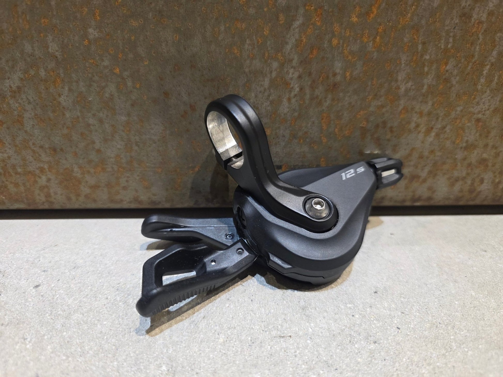 Brems - / Schalthebel von Shimano, SHIMANO DEORE SL - M6100 SCHALTHEBEL 12 FACH / SCHELLE vor USEDBIKES - OB.DE Hintergrund