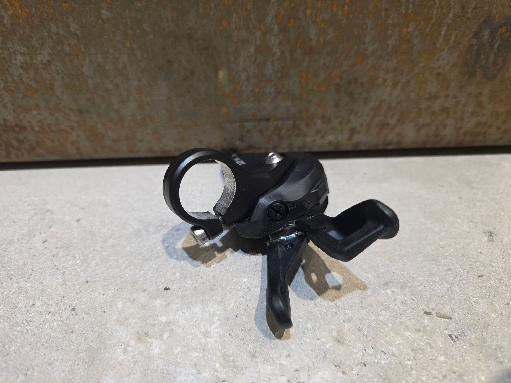 Brems - / Schalthebel von Shimano, SHIMANO DEORE SL - M6100 SCHALTHEBEL 12 FACH / SCHELLE vor USEDBIKES - OB.DE Hintergrund